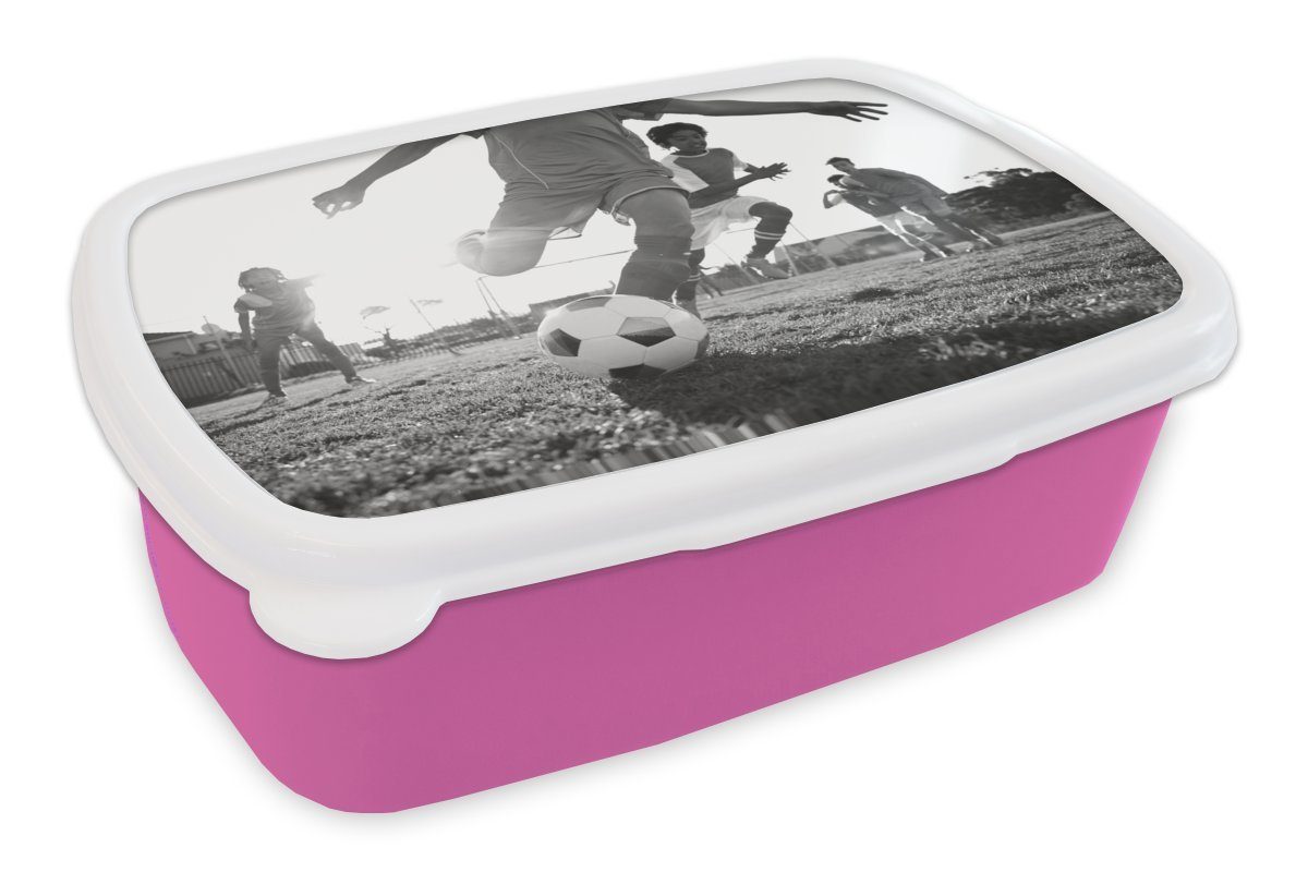 MuchoWow Lunchbox Brotbox - Kunststoff Kinder, und Junge Brotdose schwarz Snackbox, weiß, Kunststoff, Fußball Erwachsene, spielt für (2-tlg), rosa Mädchen,