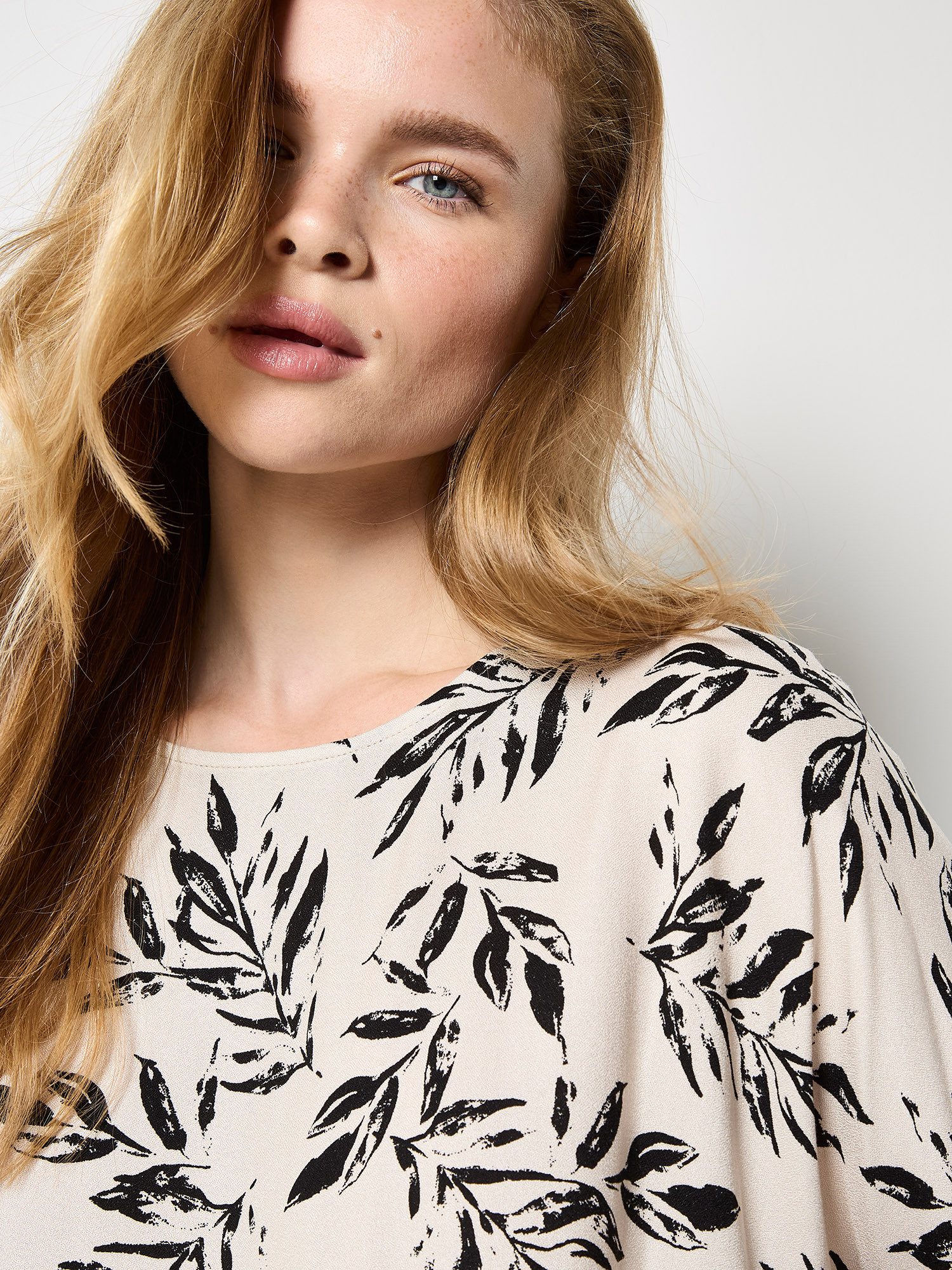 Apricot Kurzarmshirt Druckshirt mit Blätterdruck