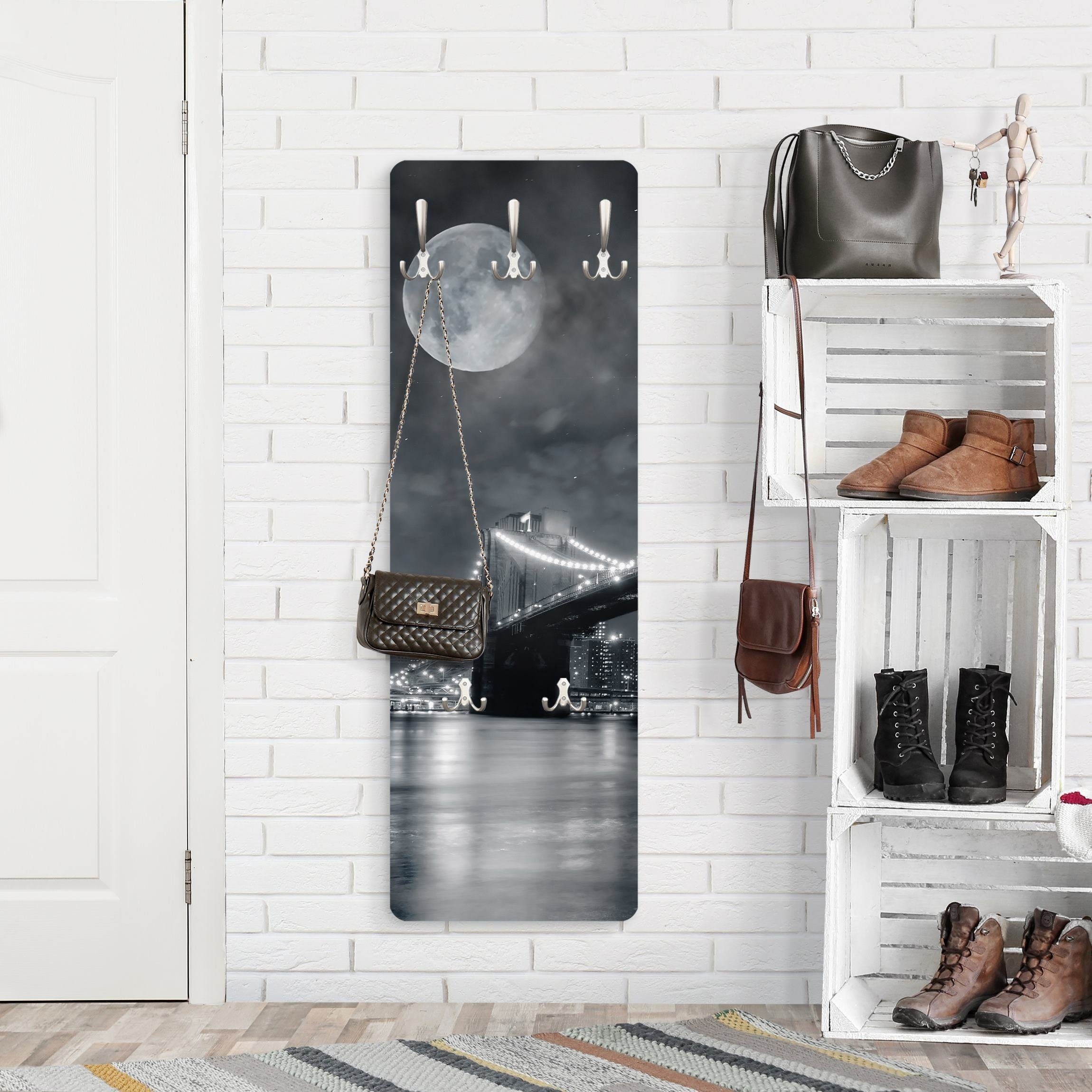 Bilderdepot24 Garderobenpaneel schwarz-weiß Schwarz Weiß Städte Skyline Manhattan Mysteries Design (ausgefallenes Flur Wandpaneel mit Garderobenhaken Kleiderhaken hängend), moderne Wandgarderobe - Flurgarderobe im schmalen Hakenpaneel Design