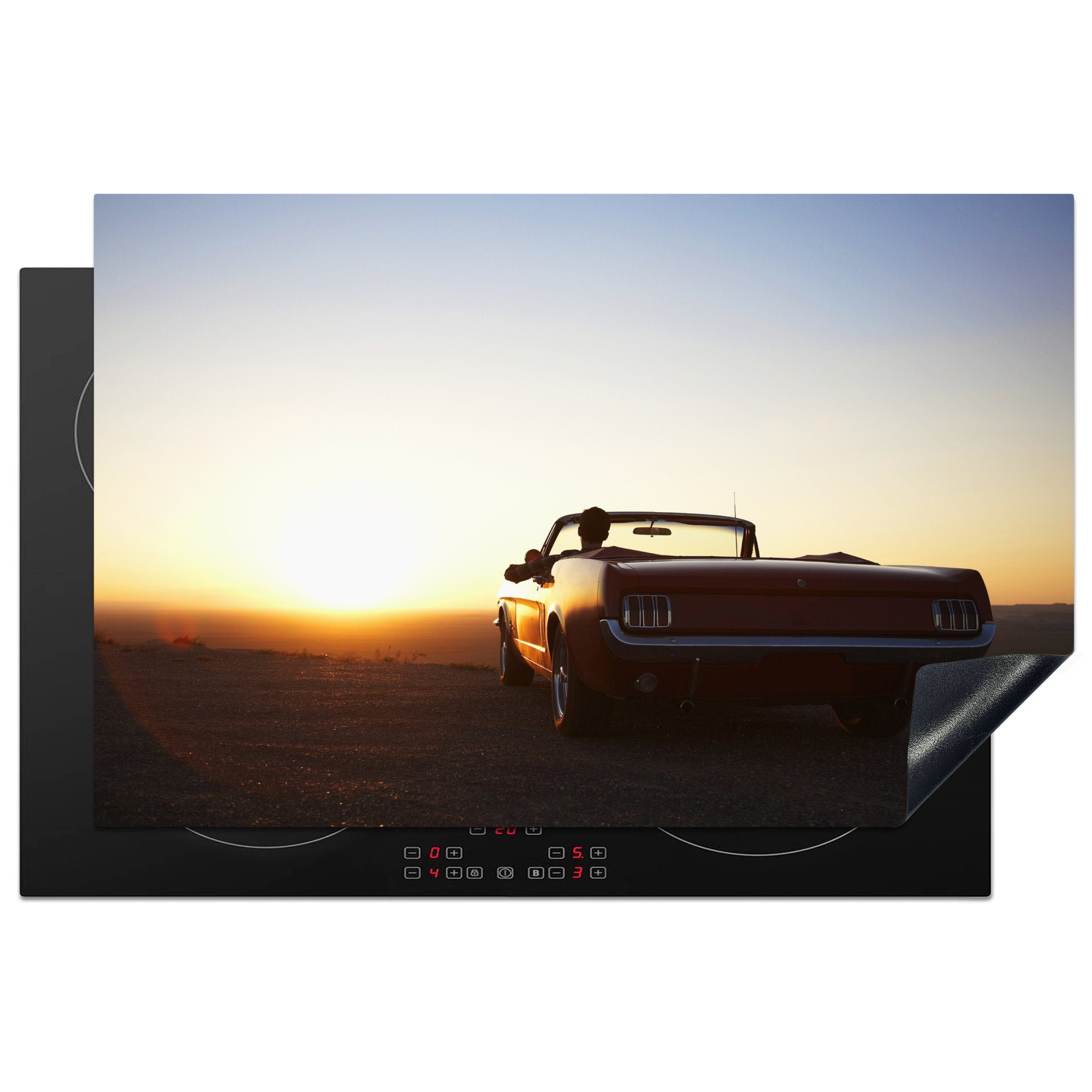 MuchoWow Herdblende-/Abdeckplatte Mann in einem Cabrio bei Sonnenuntergang, Vinyl, (1 tlg), 81x52 cm, Induktionskochfeld Schutz für die küche, Ceranfeldabdeckung