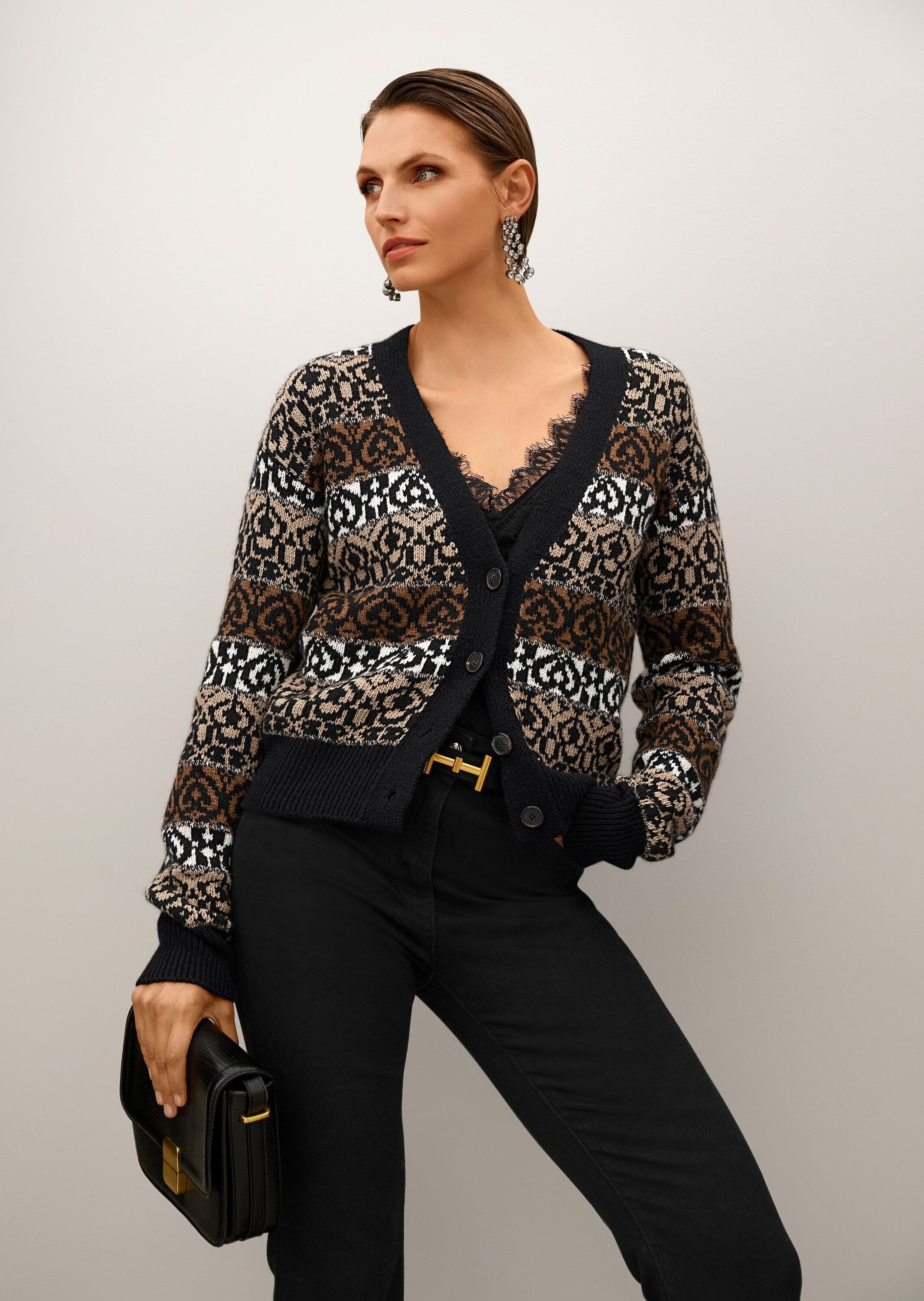 MADELEINE Strickjacke Luxuriöse Jacquard-Strickjacke mit V-Ausschnitt Elegante Kurzjacke mit Knopfleiste und Langarm