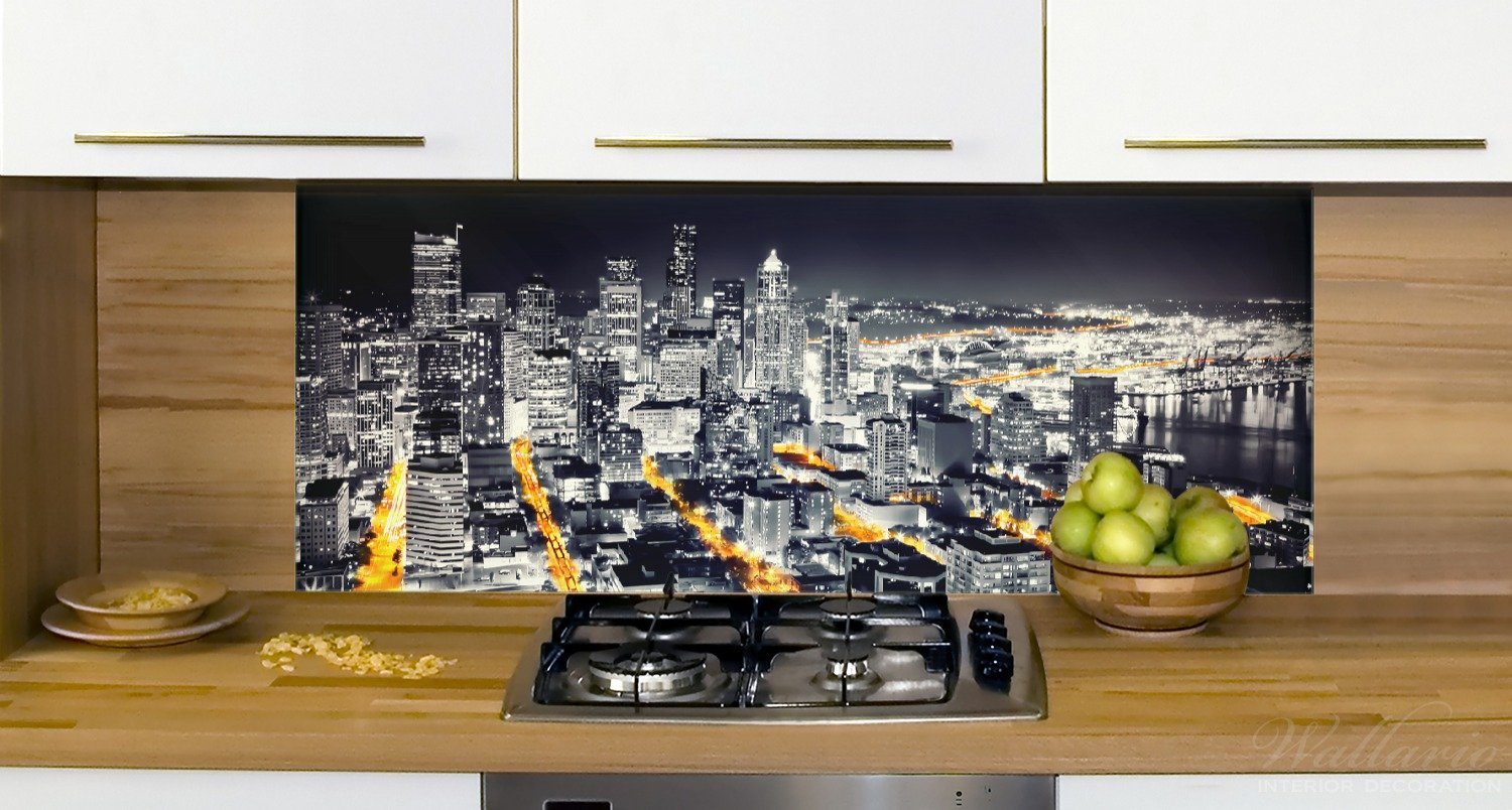 Wallario Küchenrückwand (1-tlg) weiß Seattle in bei Großstadt - schwarz gelb, Nacht