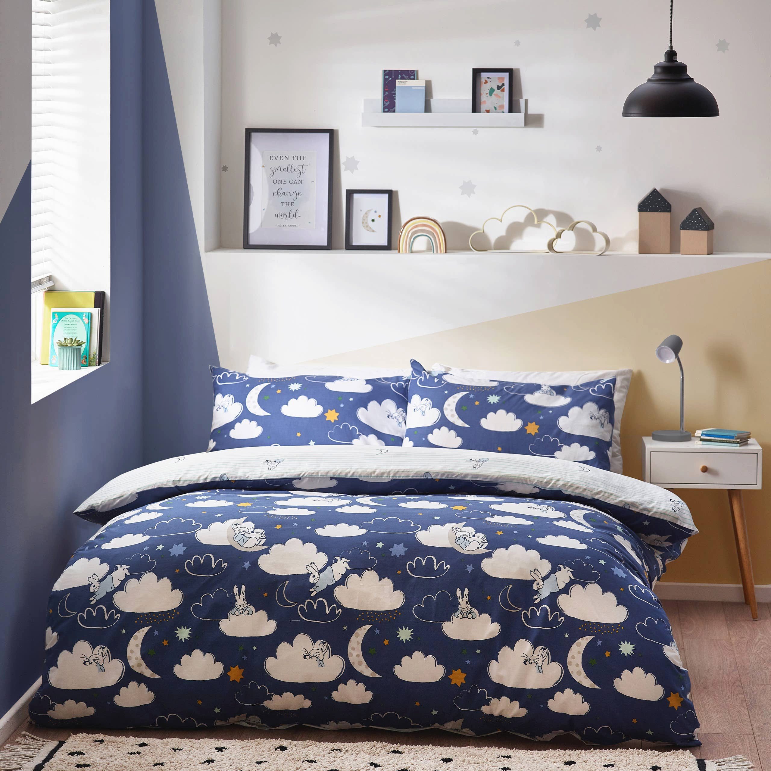 Riva Home Wendebettwäsche Kinderbettwäsche 135x200 Peter Hase „Sleepy Head“ in weiß-blau