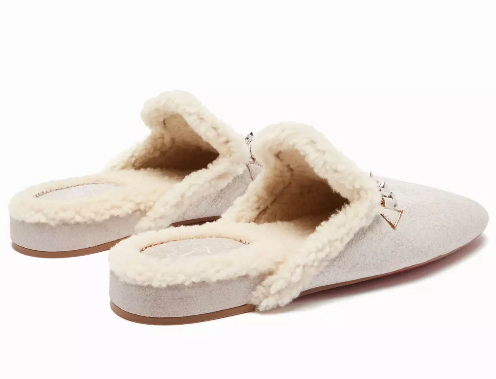 CHRISTIAN LOUBOUTIN Woolito Spiked Shearling Loafers Sandalen Slipper Spike-Riemen in Silber, ikonische rote Louboutin-Sohle