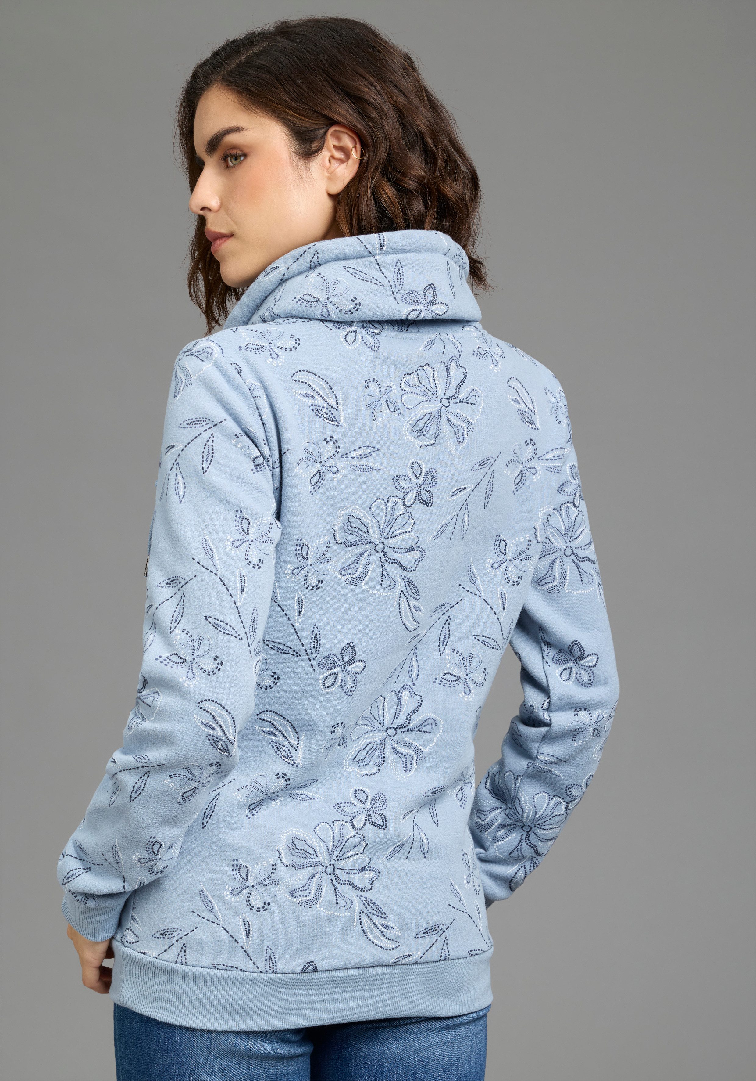 KangaROOS Sweatshirt mit hohem Stehkragen, hüftbedeckende Länge, figurumspielende Passform. € 49,99, (€ 49,99 pro 1 Stk).