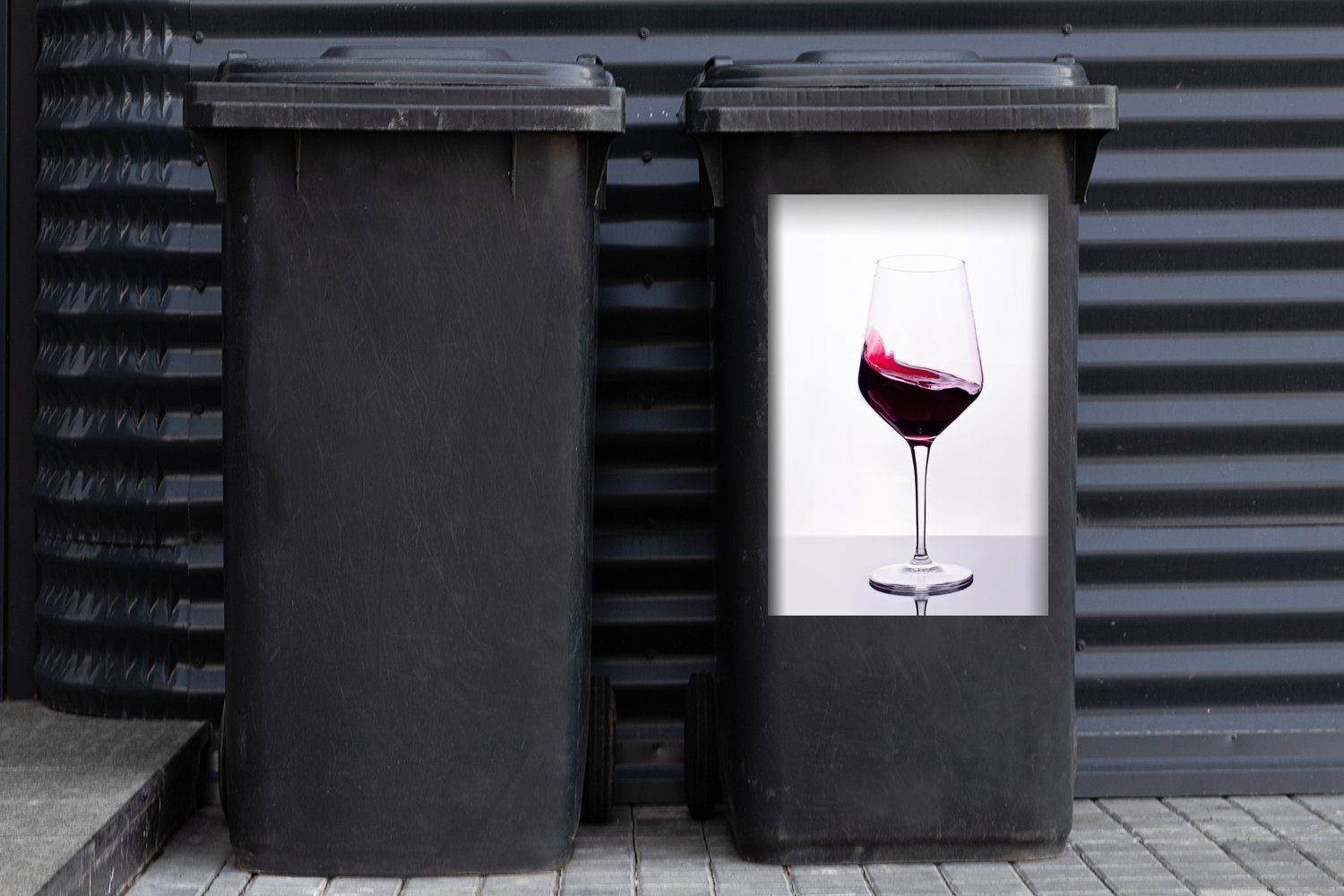 Container, MuchoWow eines Abfalbehälter Sticker, Wandsticker Studioaufnahme Mülleimer-aufkleber, (1 St), Glases Rotwein Mülltonne,