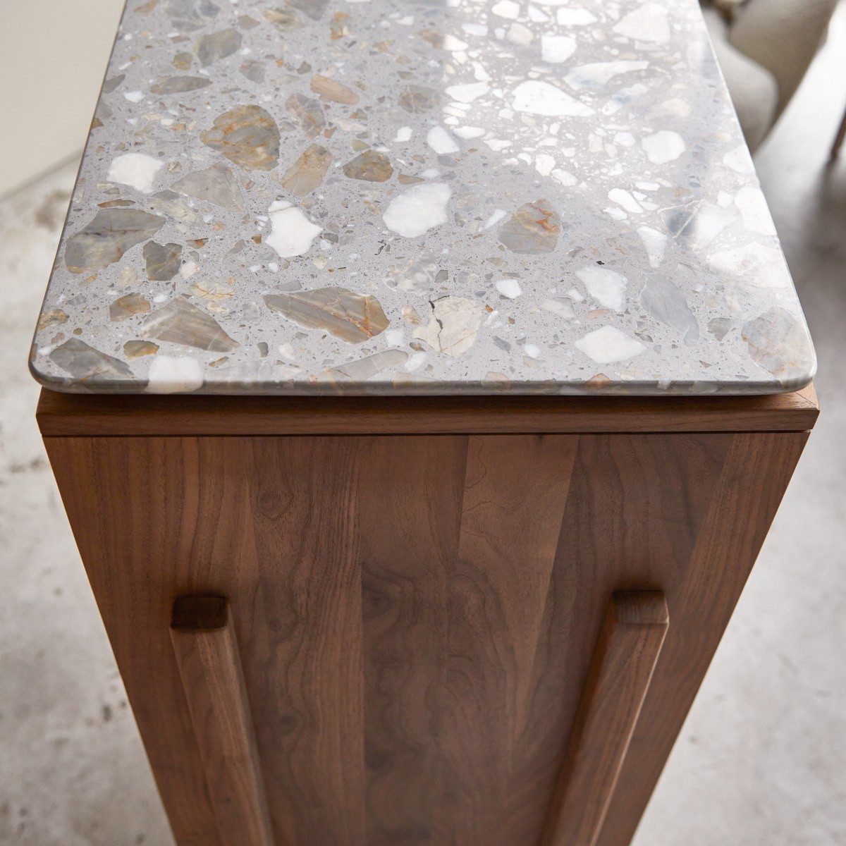 Tikamoon Sideboard Anrichte Isaure aus massivem Nussbaumholz und Premium-Terrazzo 80 cm