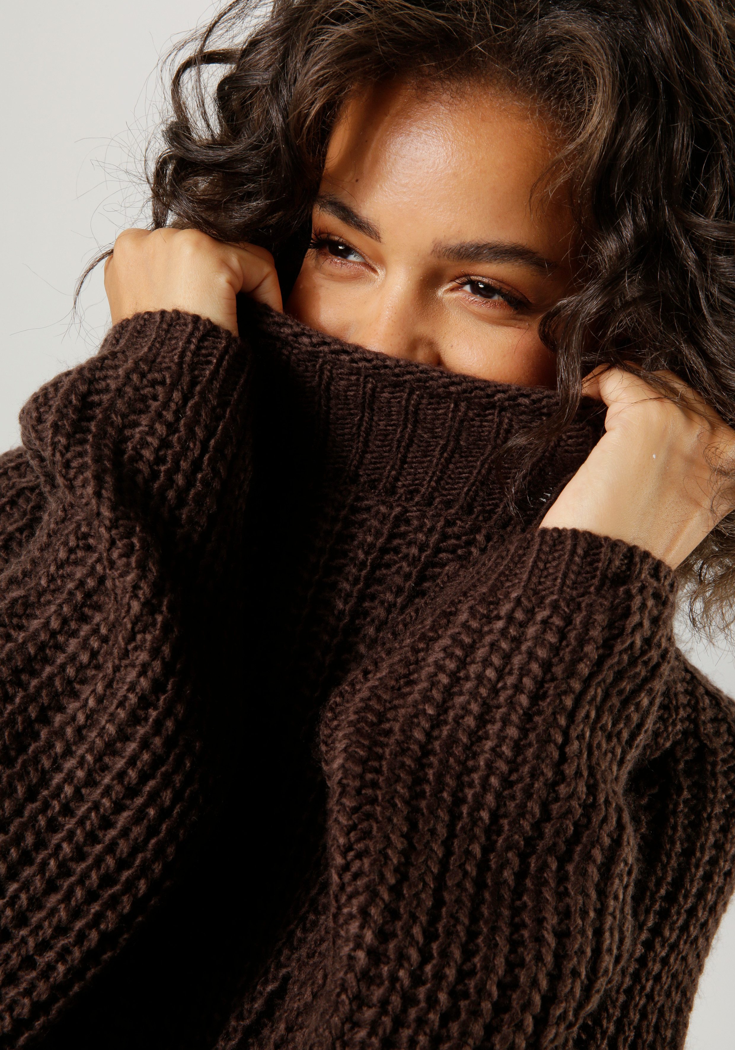 Aniston CASUAL Strickpullover mit Rollkante am Stehkragen