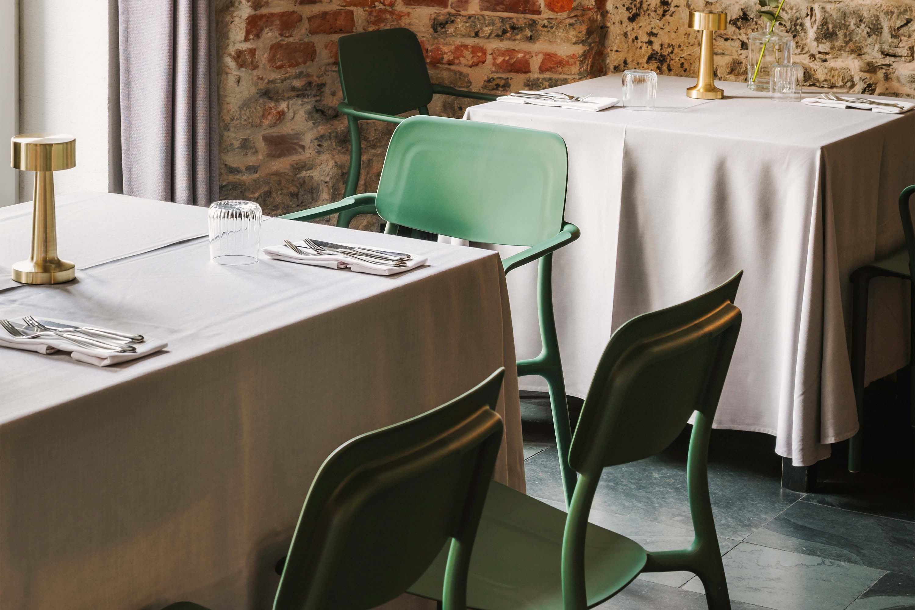 KONSIMO® Garten-Essgruppe GALIO Sitzgruppe, Gartenmöbel-Set, hergestellt in der EU, Modern, (aus hochwertigem Kunststoff, 8-tlg., 4 Stühle ohne Armlehnen, 2 Stühle mit Armlehnen, 2 Tische), Gartengarnitur, Stapelbar, witterungsbeständiges Material