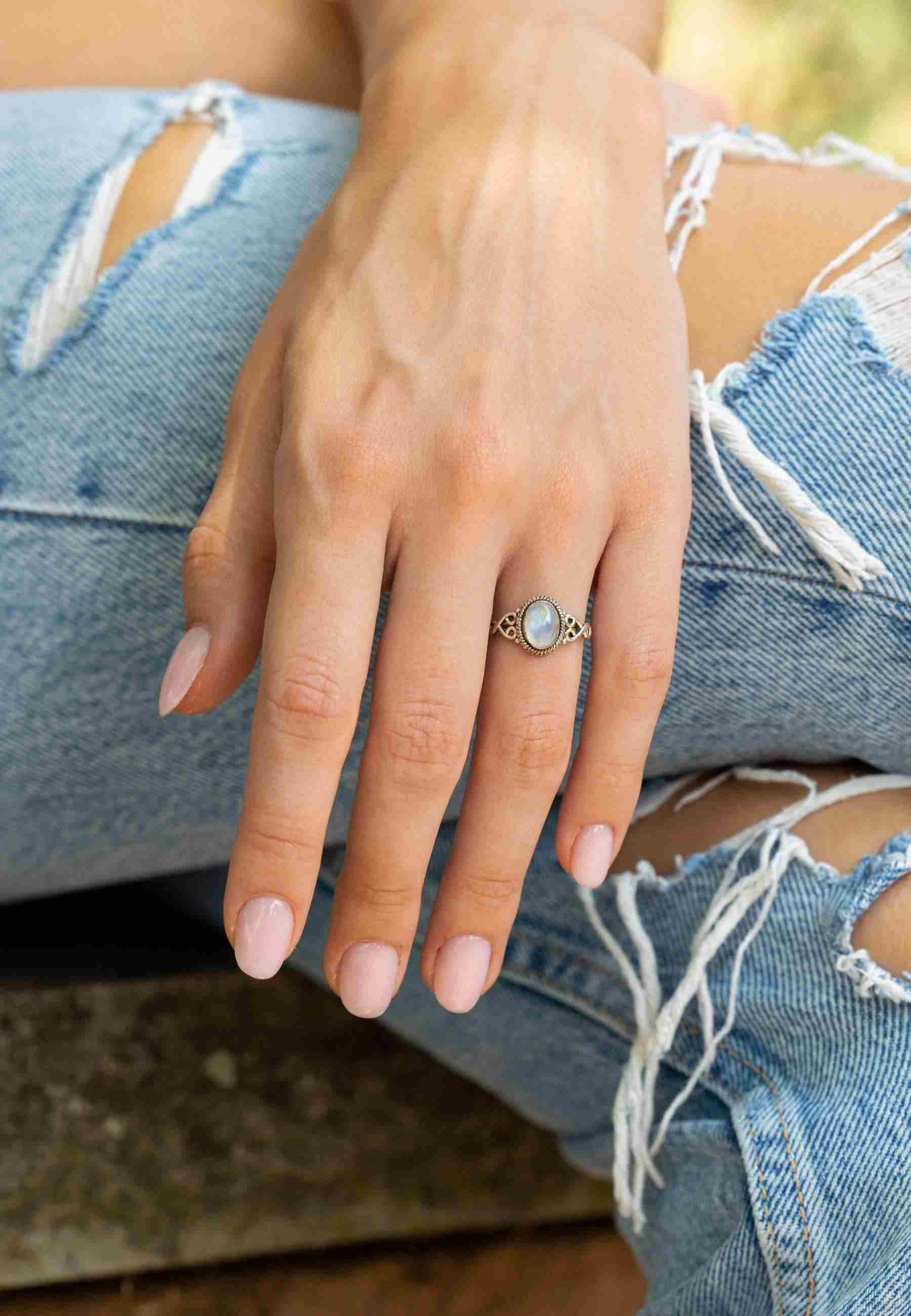 mantraroma Silberring BAGHIMI oval aus 925 Silber mit Regenbogen Mondstein günstig online kaufen