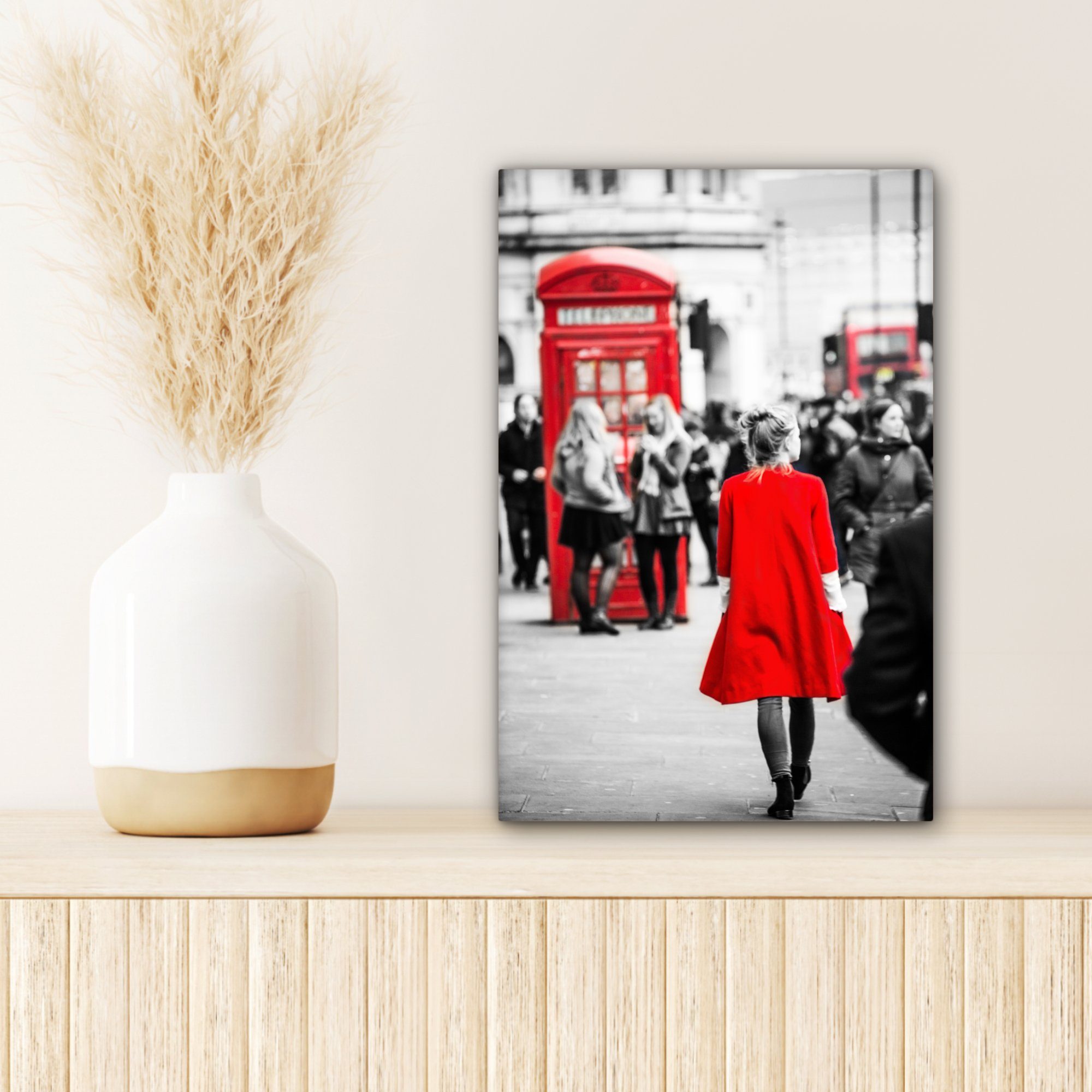 20x30 OneMillionCanvasses® fertig Leinwandbild Jacke, cm St), Schwarz-Weiß-Foto Frau inkl. einer (1 Zackenaufhänger, einer in Gemälde, roten die, durch Leinwandbild die bespannt