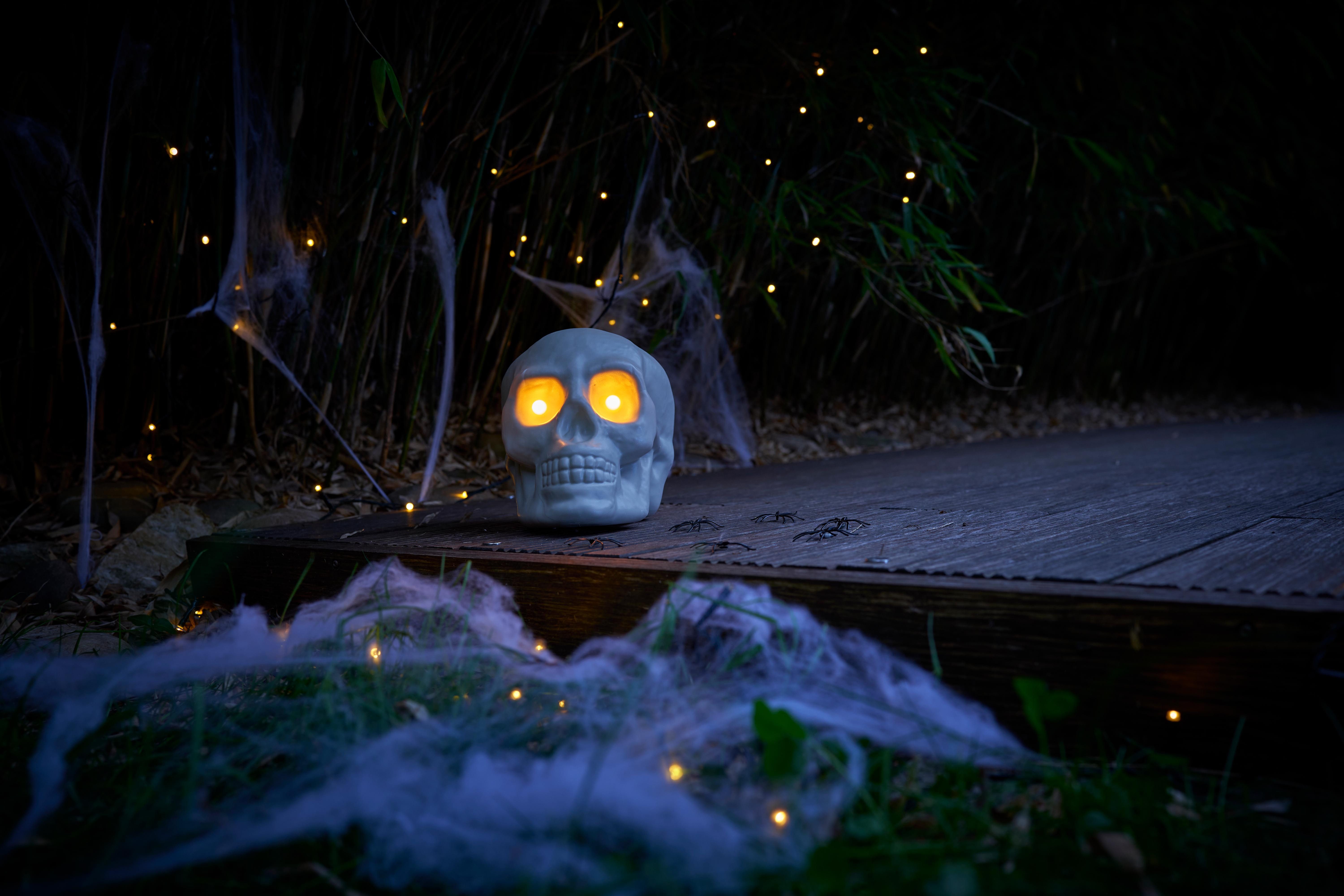 Northpoint LED Dekofigur Halloween Batterie Deko LED Schädellicht mit 2xAA Batterien