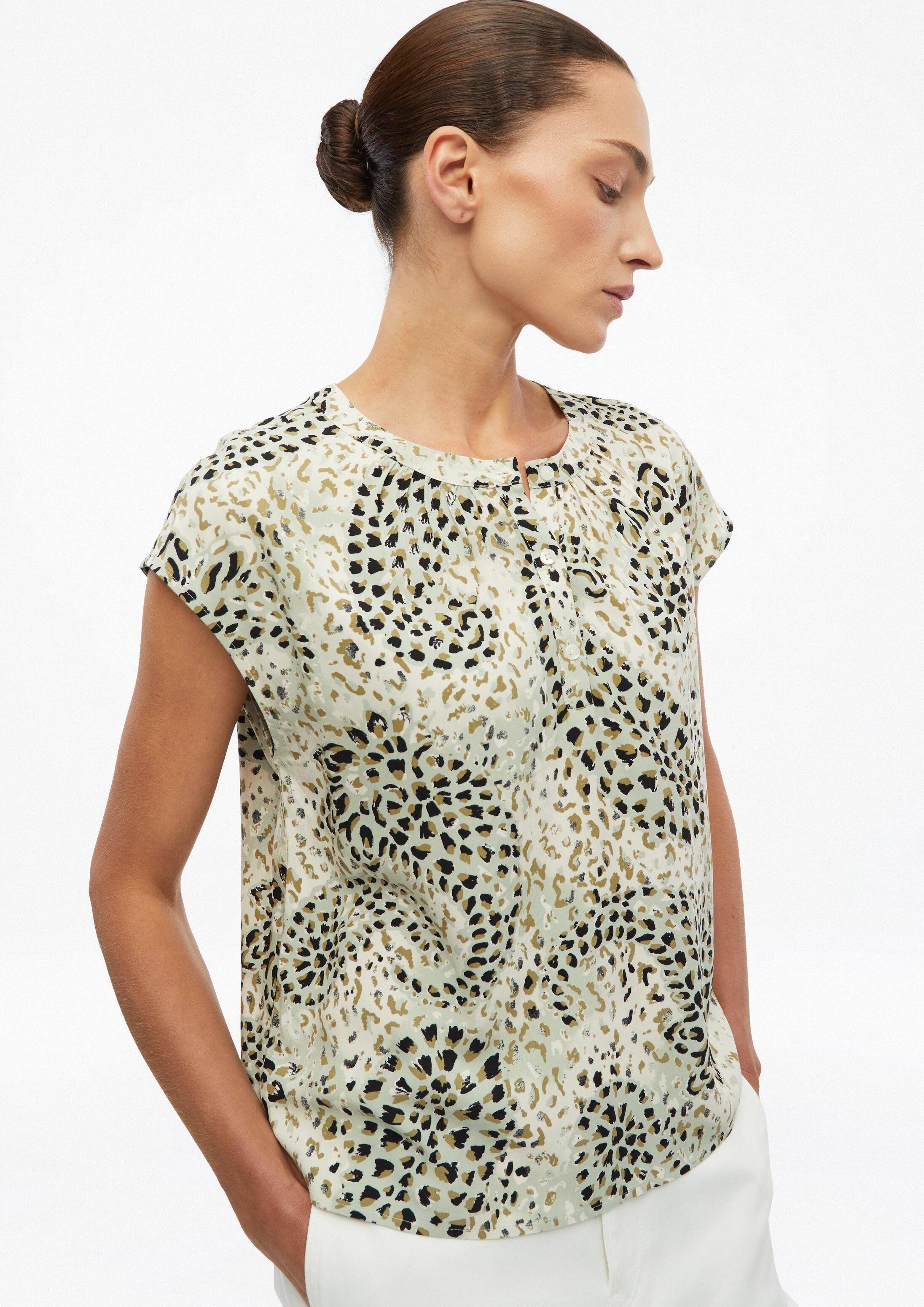 s.Oliver Blusentop Bluse Bluse mit All-over-Print und überschnittenen Schultern – Bild 4 von 5