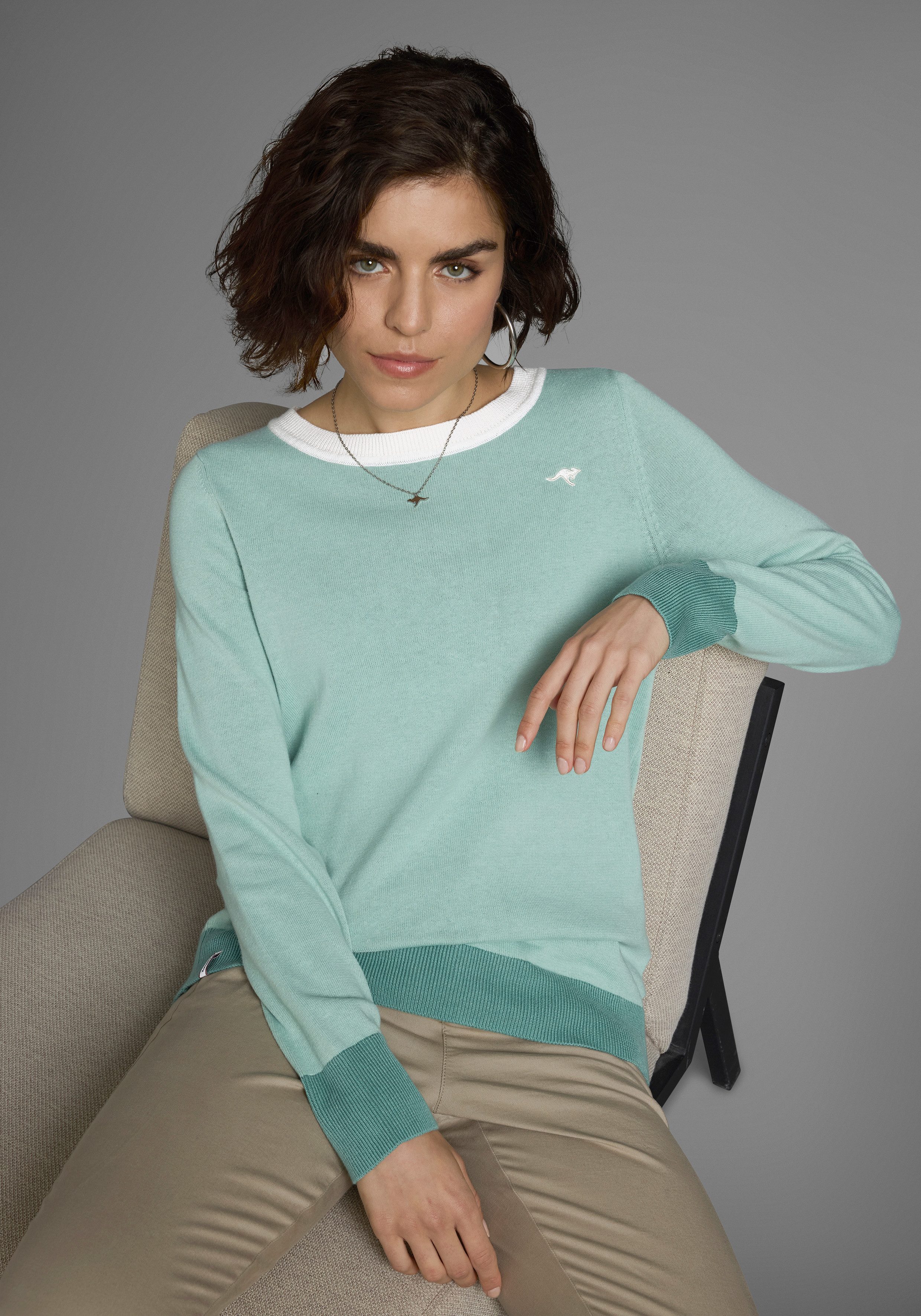 KangaROOS Rundhalspullover mit Knopfleiste hinten und Konstrast-Bündchen