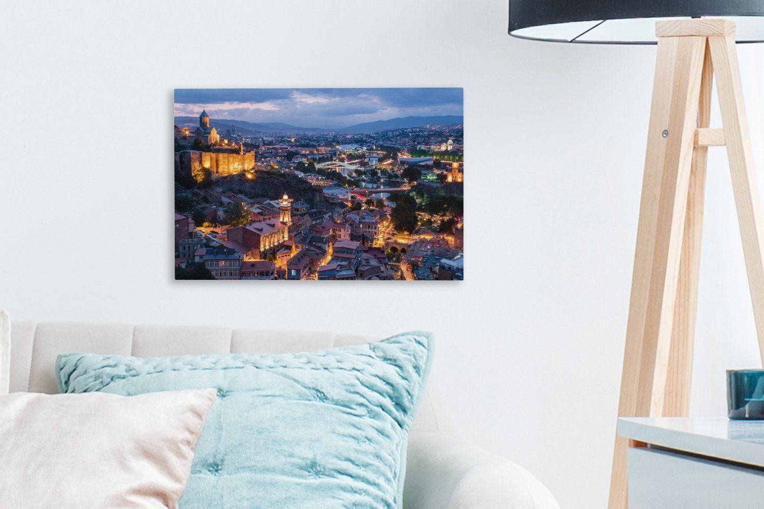 Wandbild Abend, über Tiflis St), cm am die Stadt 30x20 Leinwandbilder, Leinwandbild (1 Wanddeko, Blick Aufhängefertig, OneMillionCanvasses®