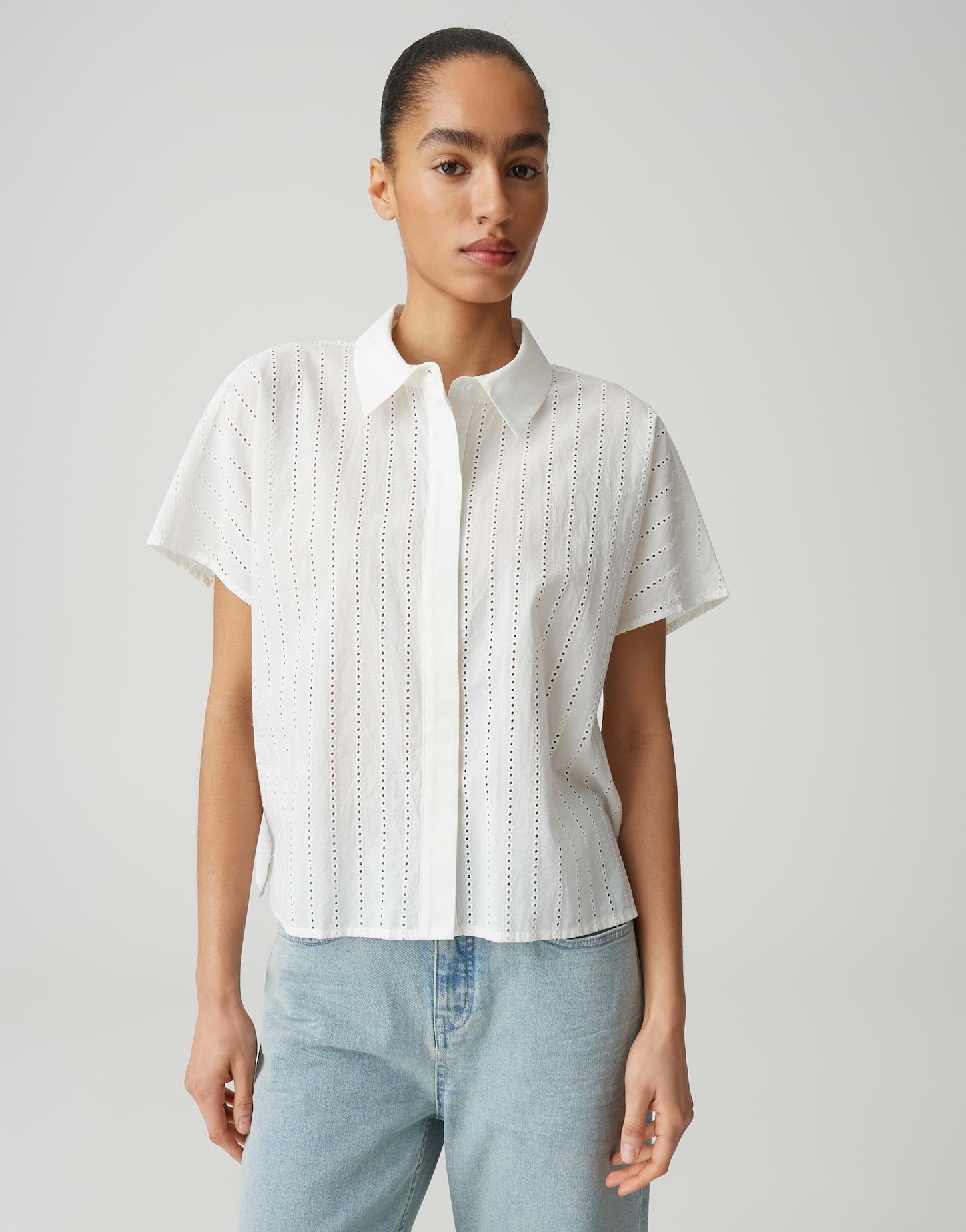 OPUS Kurzarmbluse Fydra mit Lochmuster Lochmuster, leichte Transparenz, glatter Griff, Casual