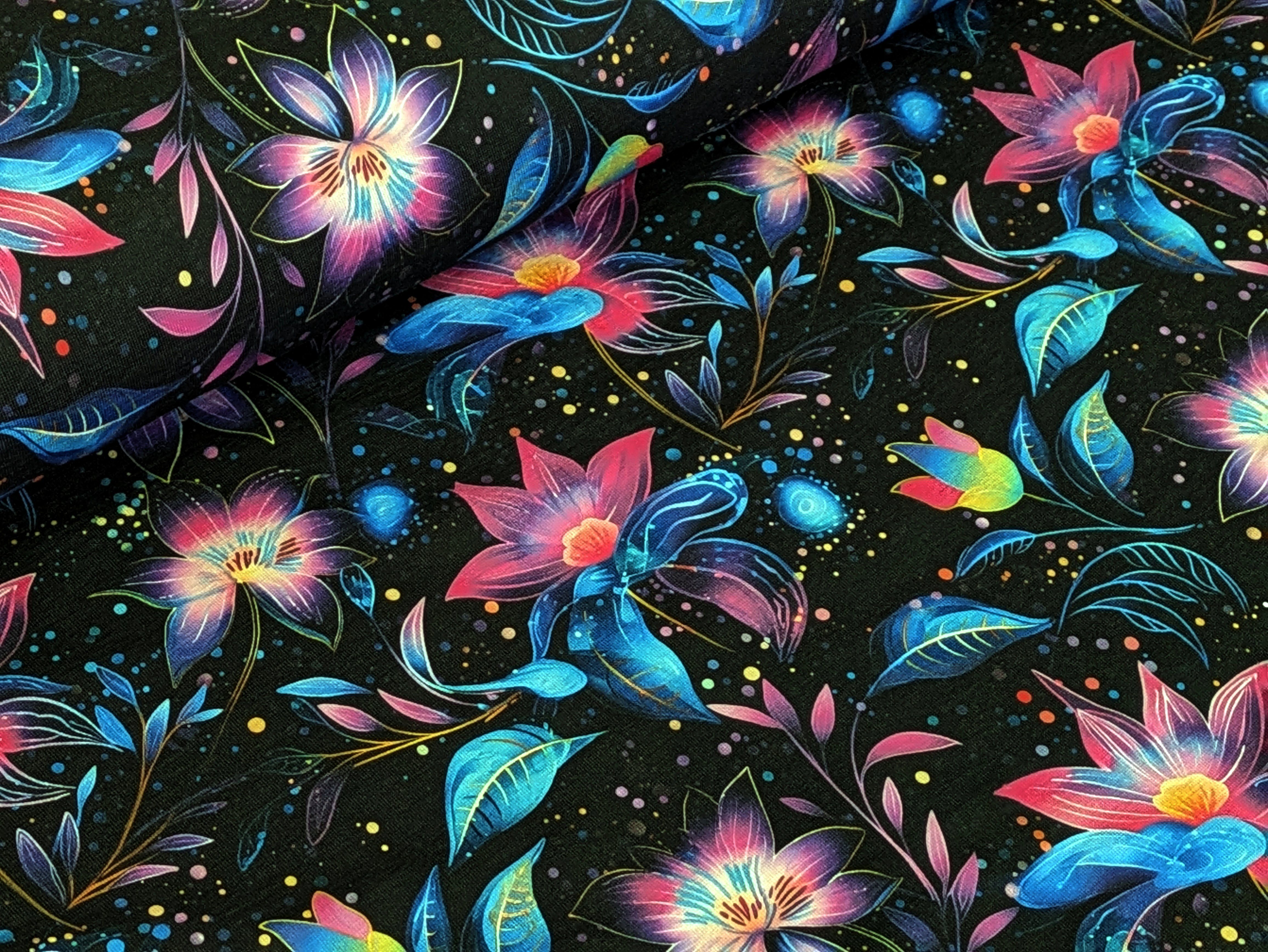 Corileo Stoff EP Bio Baumwolljersey Fluoreszierender Blütenzauber auf Schwarz Stoff