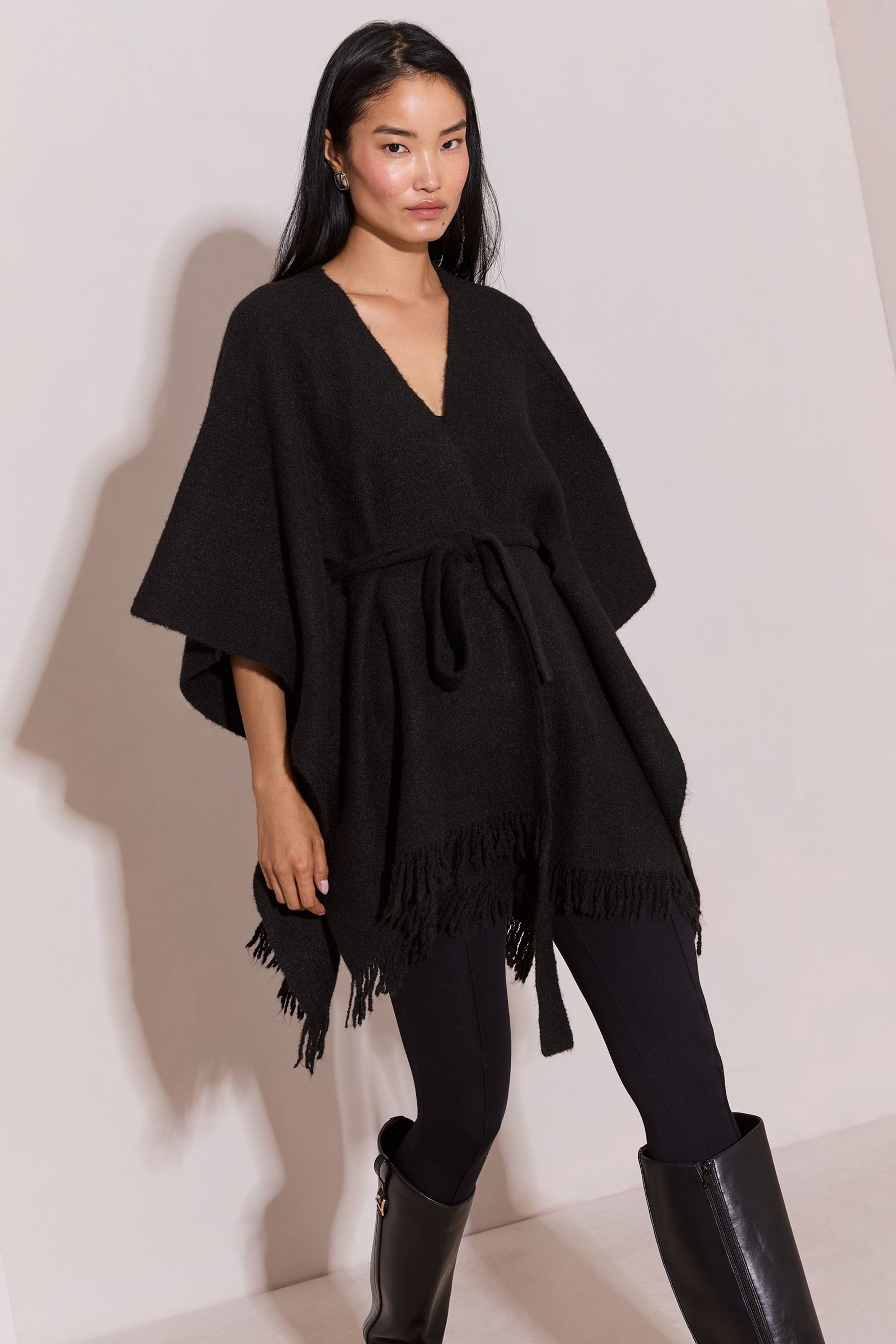 LIPSY Poncho Lipsy Weicher Cape-Poncho mit Fransen und Gürtel (1-St) – Bild 4 von 4