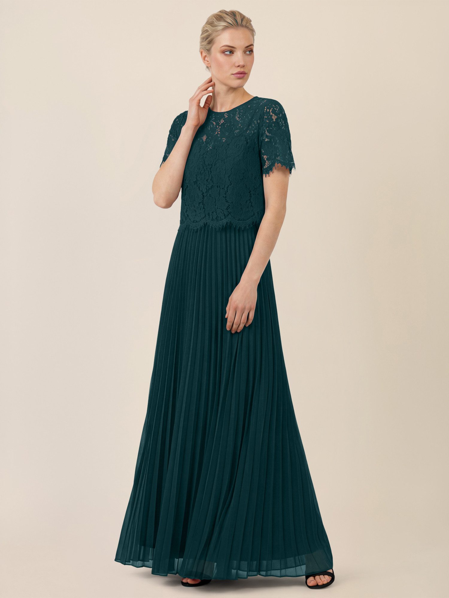 Apart Abendkleid mit Spitzenoberteil und Plisseerock