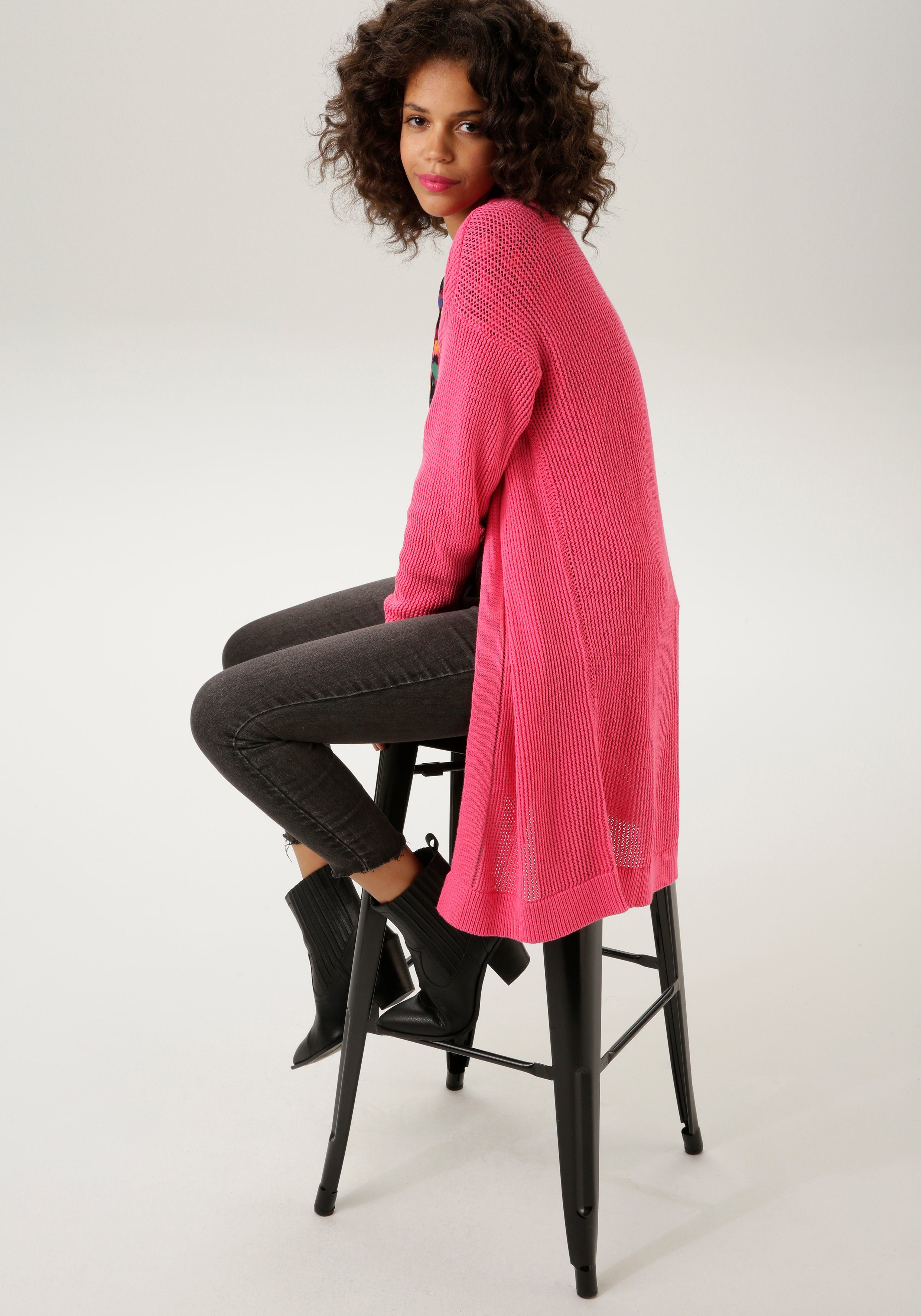 pink CASUAL Netzstrickmuster Strickjacke trendigem im Aniston