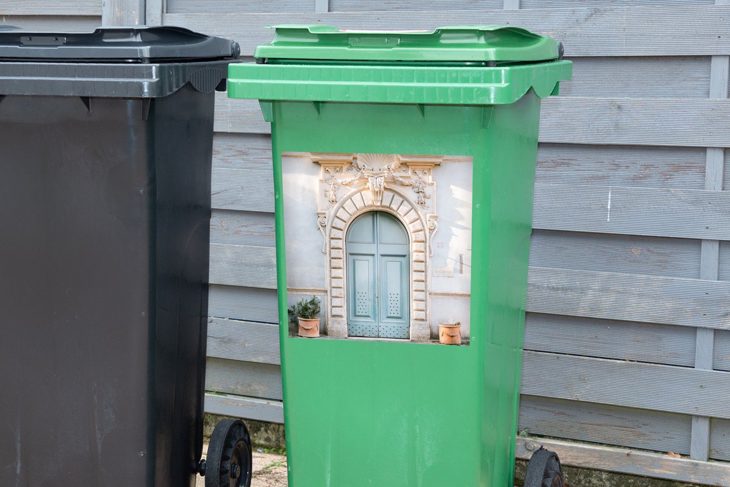Architektur (1 MuchoWow Wandsticker - - Abfalbehälter - Mülleimer-aufkleber, Mülltonne, Sticker, Container, St), Tür Blau Haus