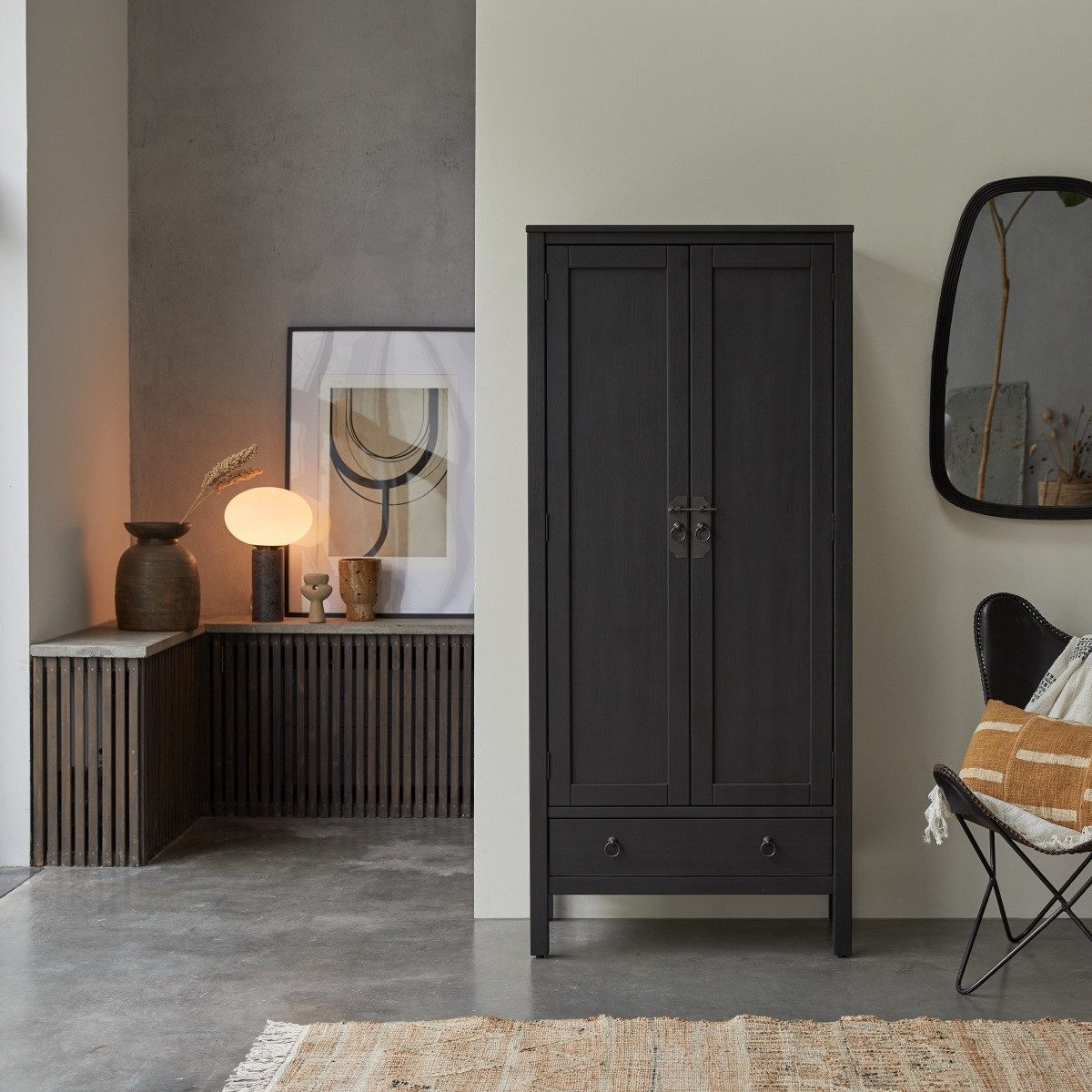 Tikamoon Garderobenschrank Schrank aus massivem Kiefernholz 180 Thaki Black