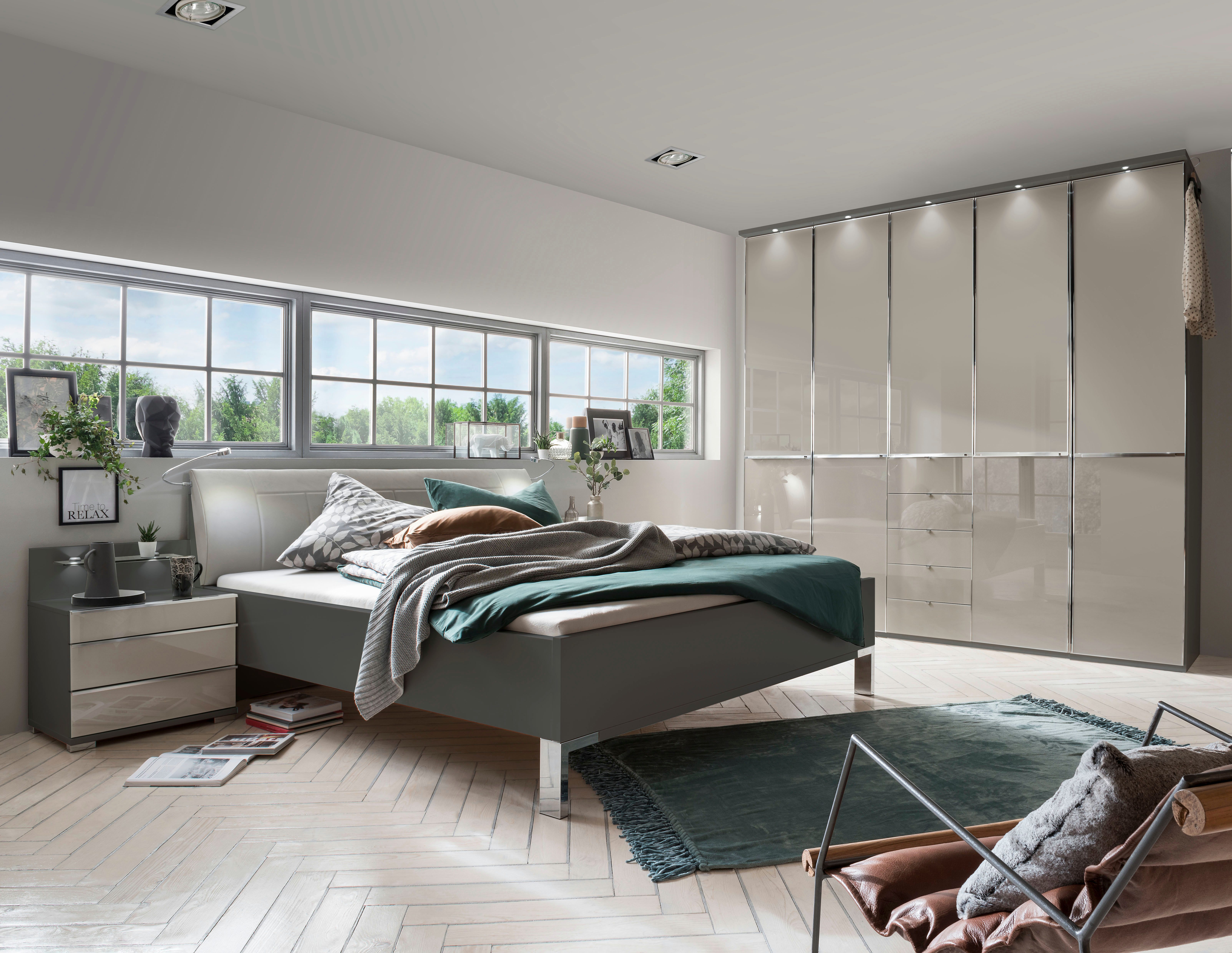 möbel-direkt.de Komplettschlafzimmer Sentara in Havanna und Kieselgrau, (Komplett-Set, 4-tlg., Verschiedene Schrankbreiten wählbar), Made in Germany, Glasfronten, LED-Beleuchtung, gedämpfte Türen