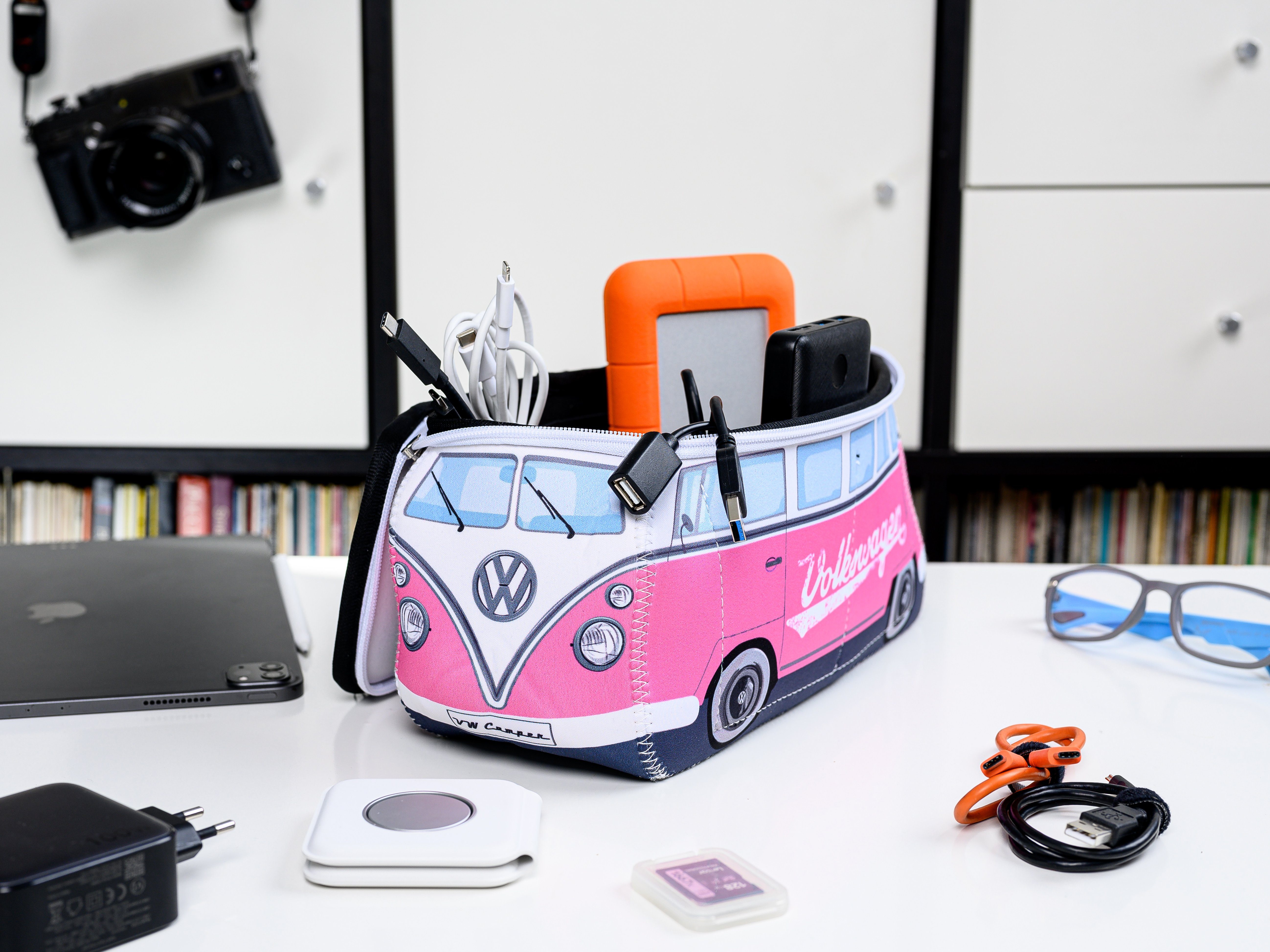 Kosmetiktasche Reisebeutel, Bus Kulturbeutel Neopren Schminktasche, Volkswagen by Design T1 VW BRISA Collection Bulli Schriftzug/Pink im