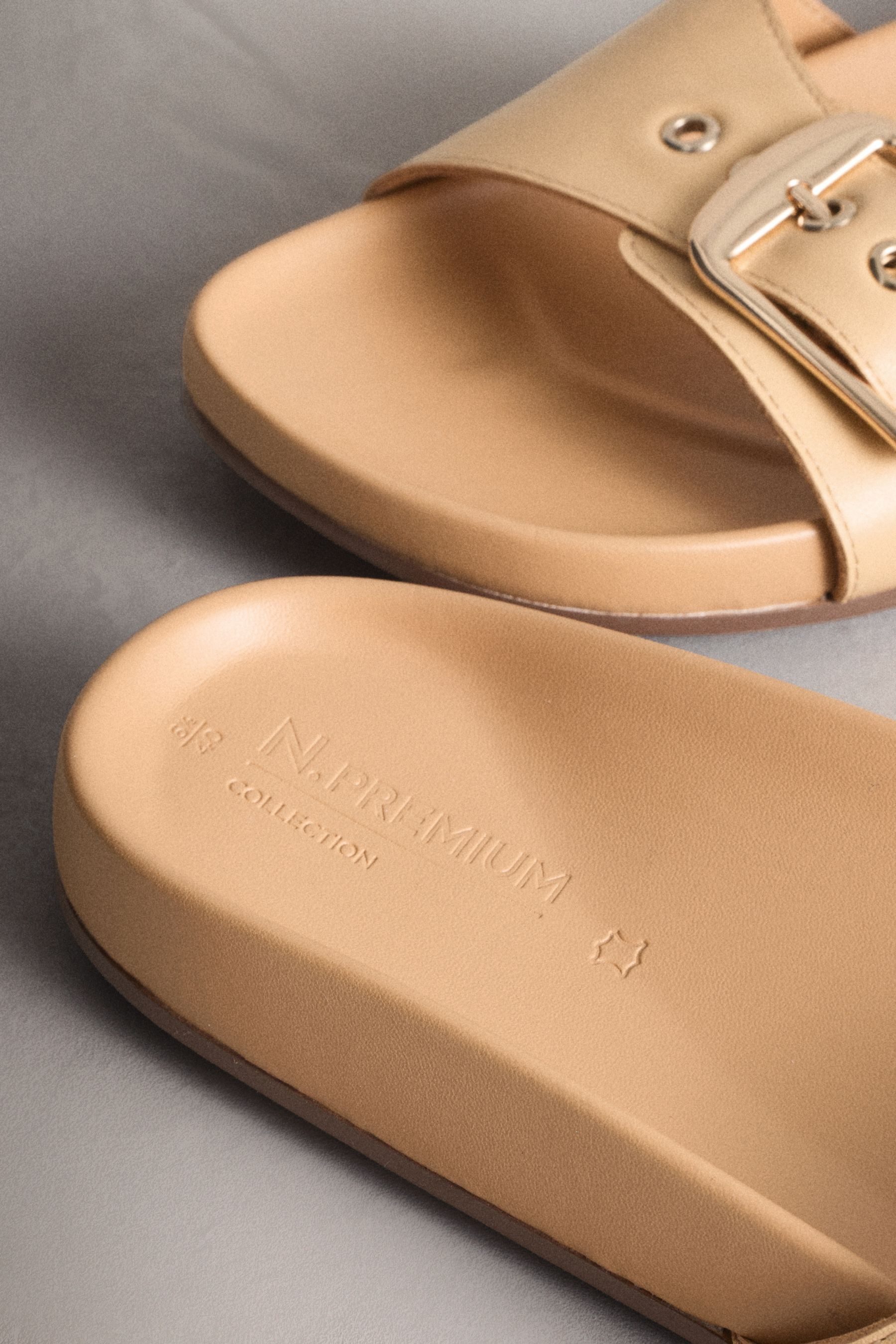 Next N. Premium Sandalen mit einem Riemen und Fußbett Sandale (1-tlg)