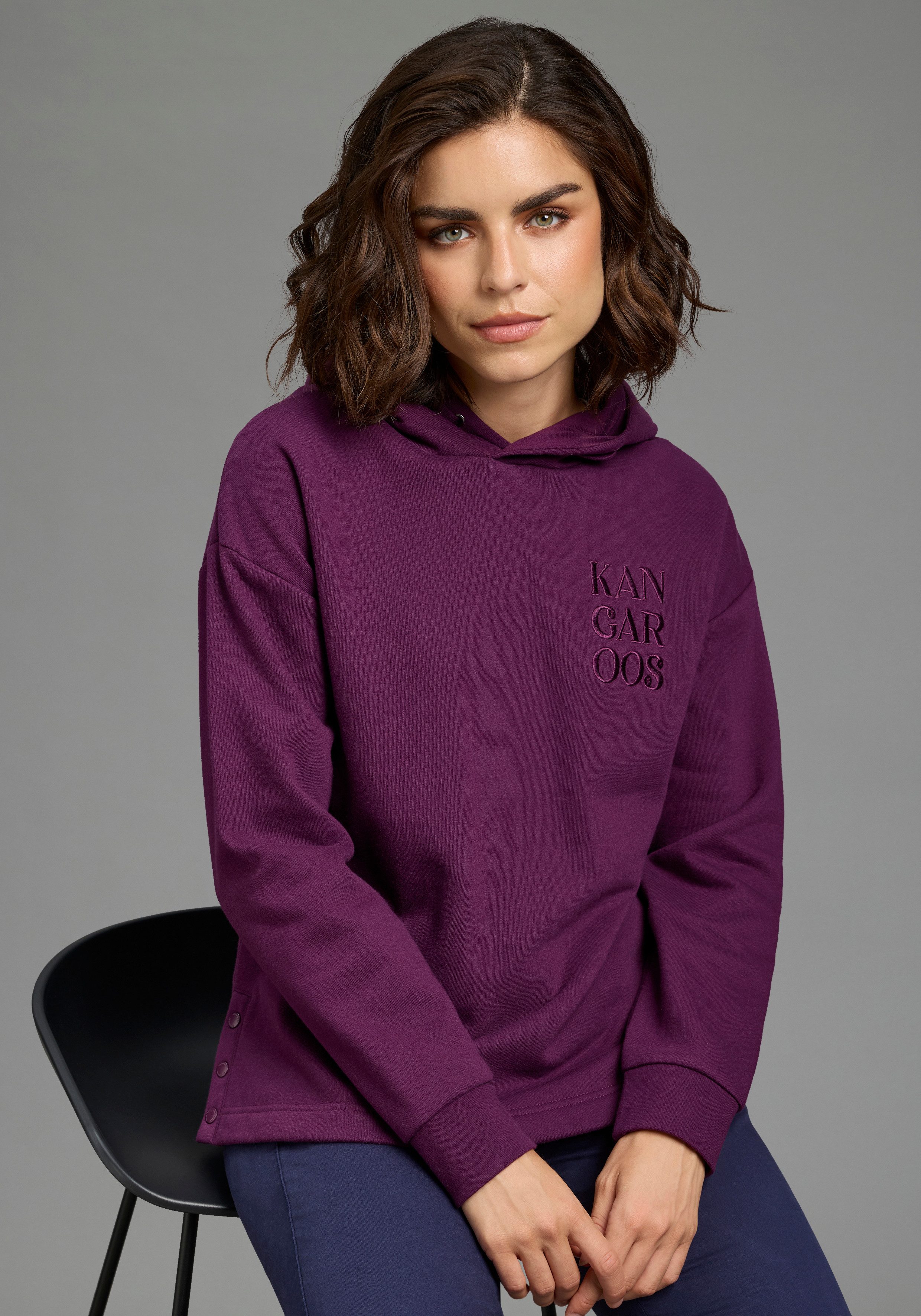 KangaROOS Kapuzensweatshirt mit Rippbündchen an Ärmeln und Saum, lässig geschnitten, hüftbedeckend – Bild 2 von 5