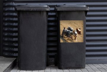 MuchoWow Wandsticker Zwei kleine Yorkshire Terrier gehen am Strand spazieren (1 St), Mülleimer-aufkleber, Mülltonne, Sticker, Container, Abfalbehälter