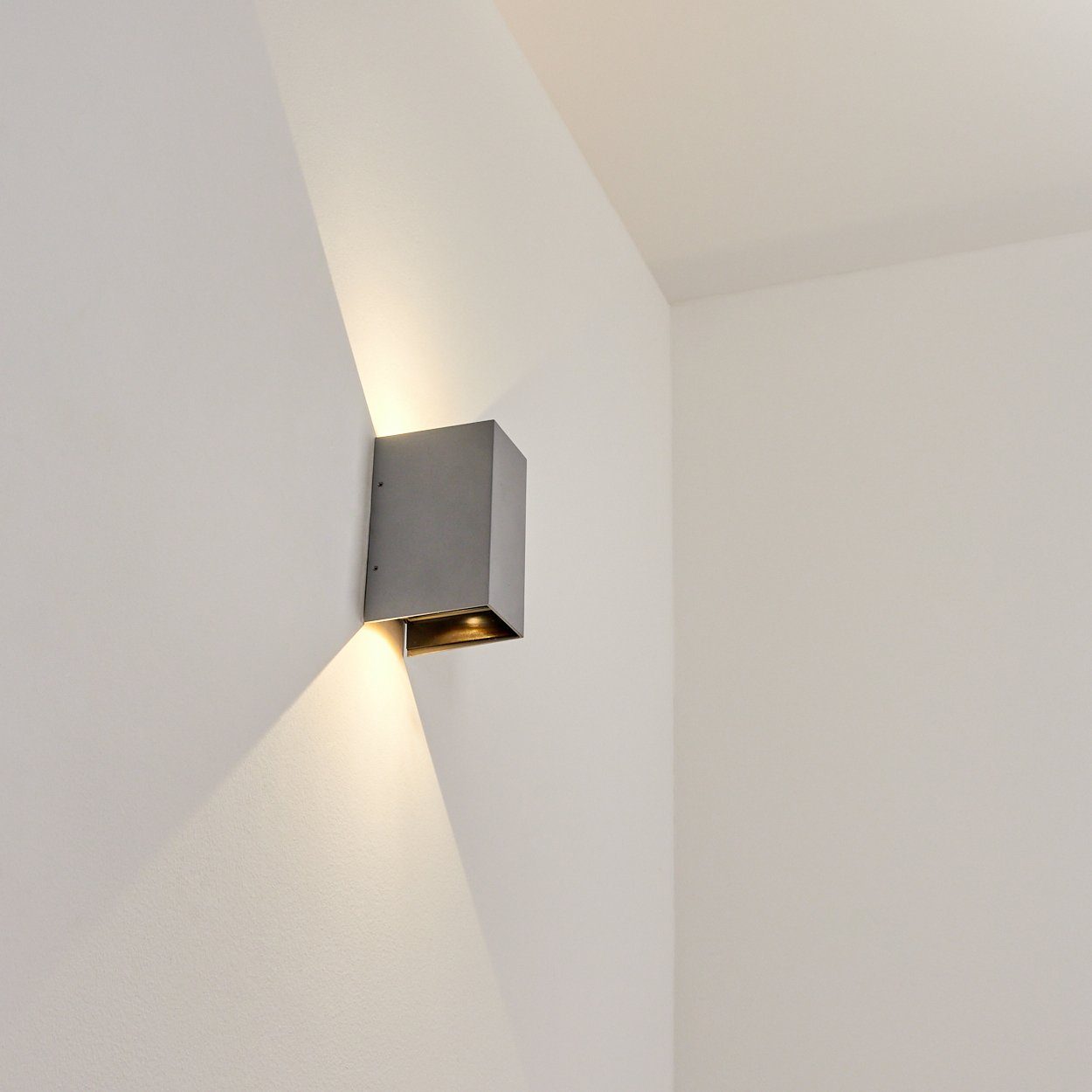 Lumen, 3000 IP54 Außen-Wandleuchte Schwarz/Grau/Klar, Wandlampe 6 600 Metall/Glas Watt, LED Kelvin, verstellbarer in »Pietravairano« hofstein Lichteffekt, aus moderne