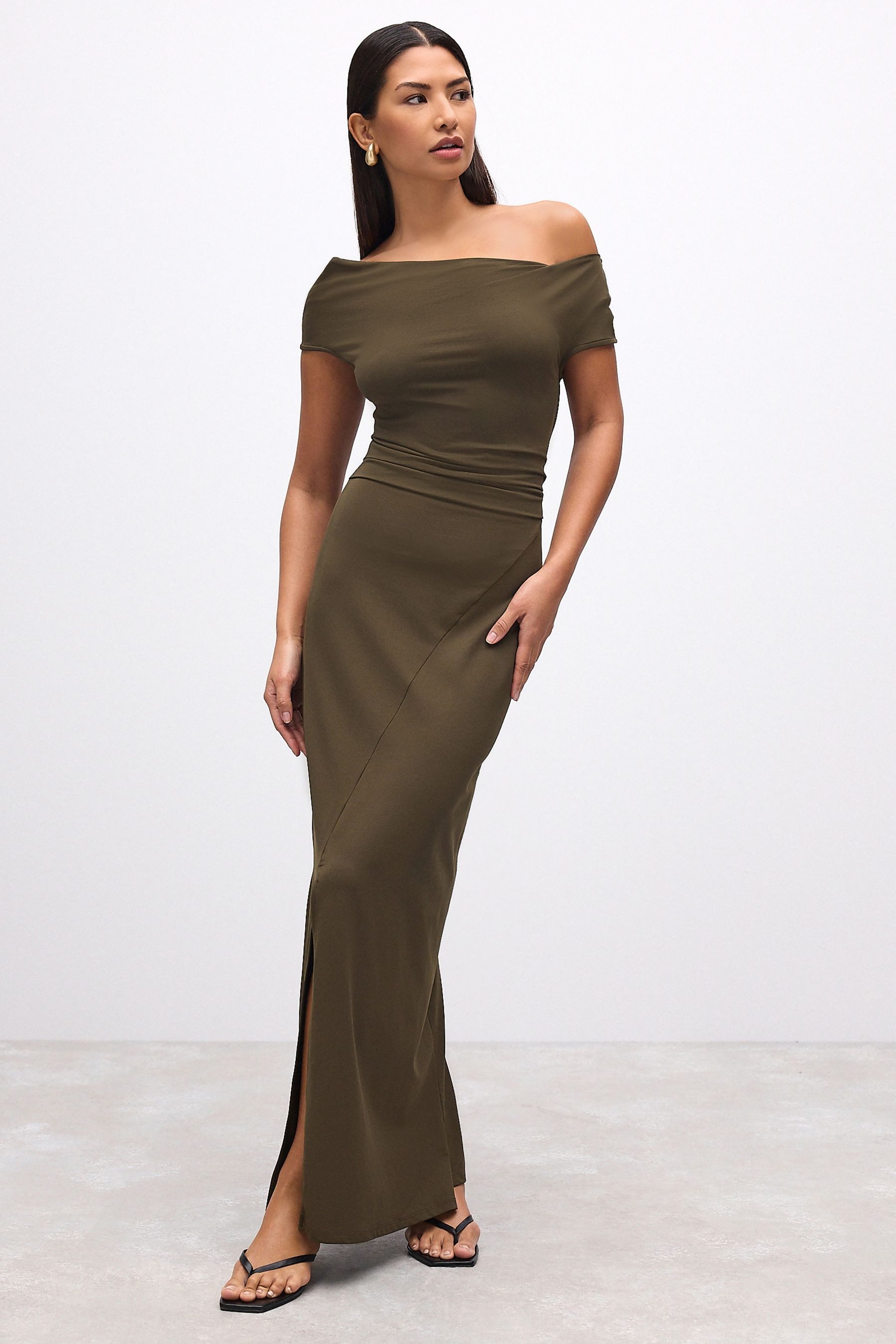Next Midikleid Fließendes Off-Shoulder-Midikleid mit Raffung (1-tlg)