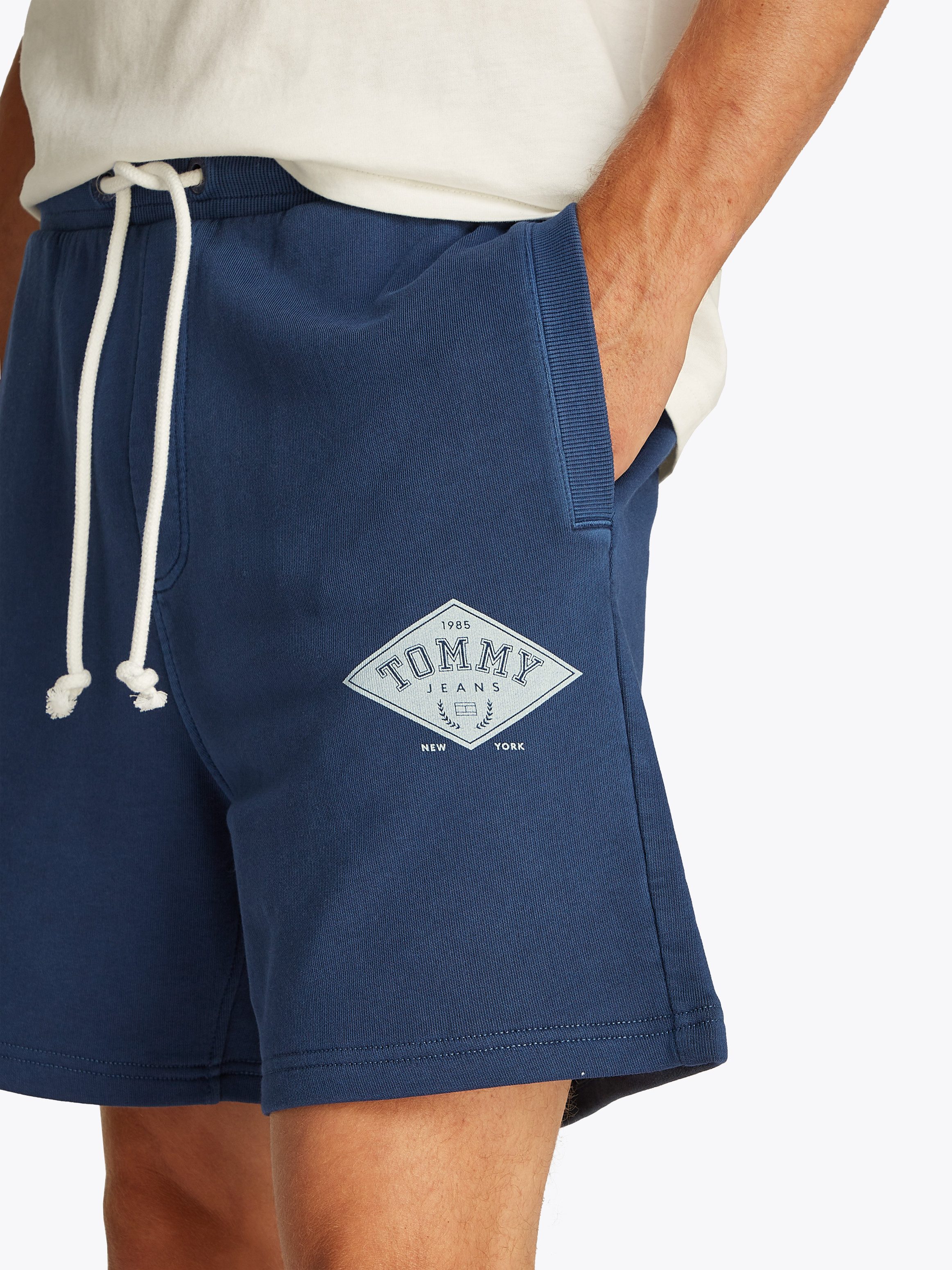 Tommy Jeans Sweatshorts TJM REG VARSITY GRAPHICS SHORT günstig online kaufen