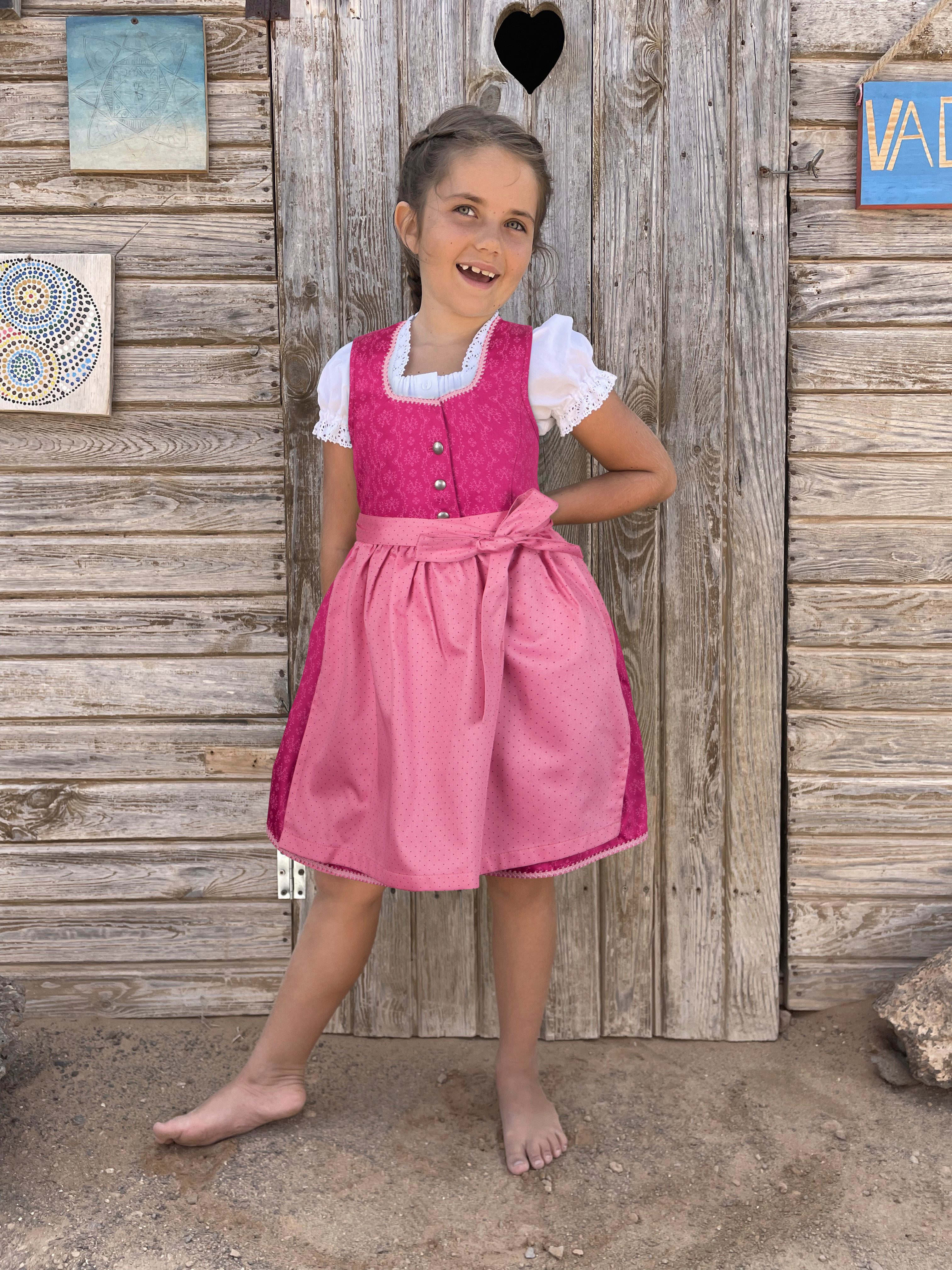 Ramona Lippert Dirndl Charlotta - pink - Größe 86-164 - Kinderdirndl mit Bluse – Bild 4 von 5