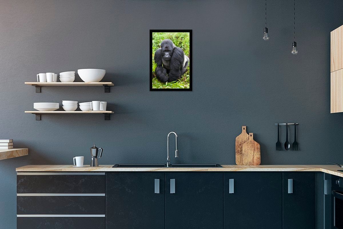MuchoWow Poster Ein Gorilla spaziert durch die grünen Blätter, (1 St), Gerahmtes Poster, Wanddeko, Bilder, Wandposter, Schwarzem Bilderrahmen
