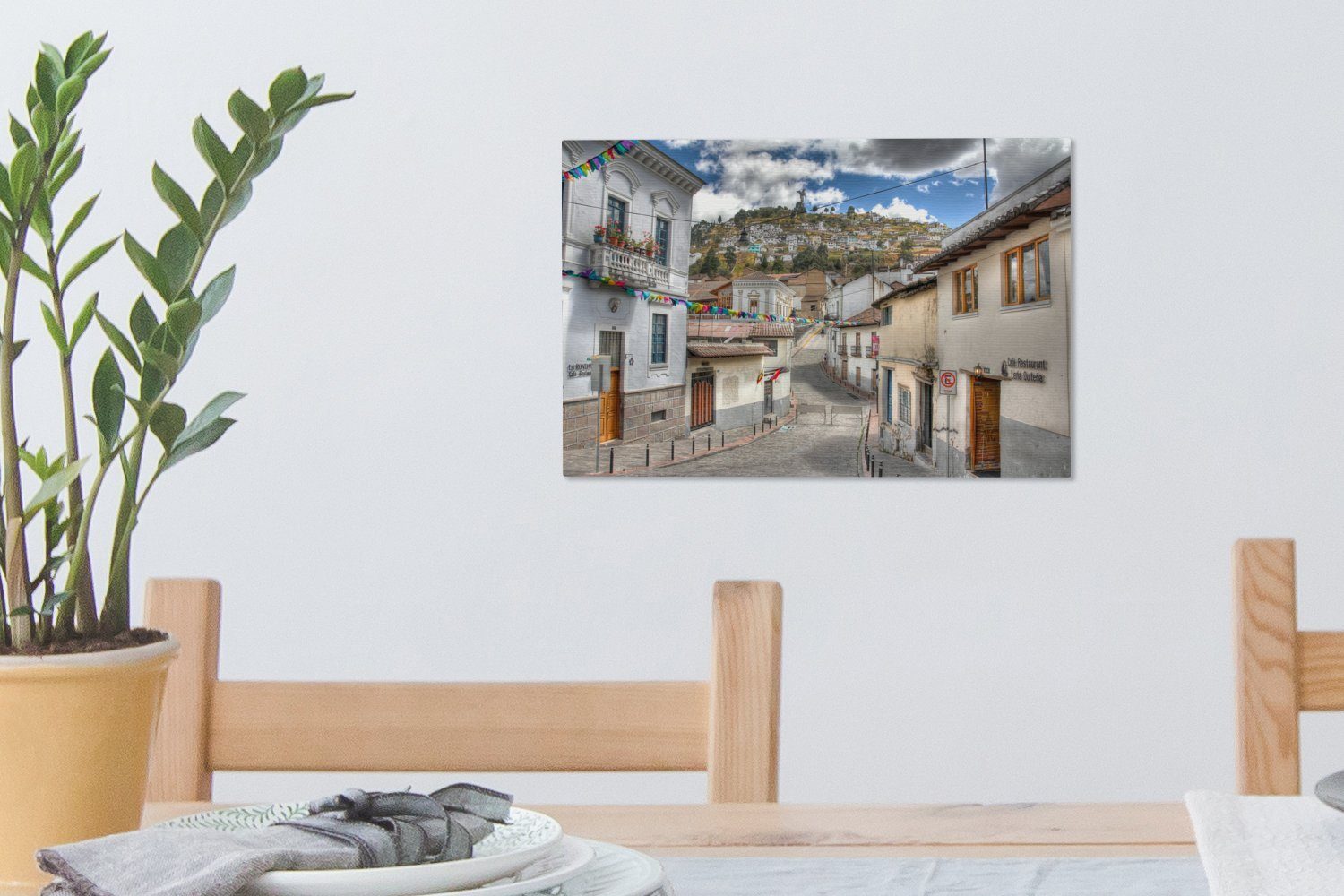 Wandbild von 30x20 OneMillionCanvasses® Straße ecuadorianischen Aufhängefertig, Leinwandbild cm St), Eine Leinwandbilder, Stadtgebiet Quito, Wanddeko, (1 im