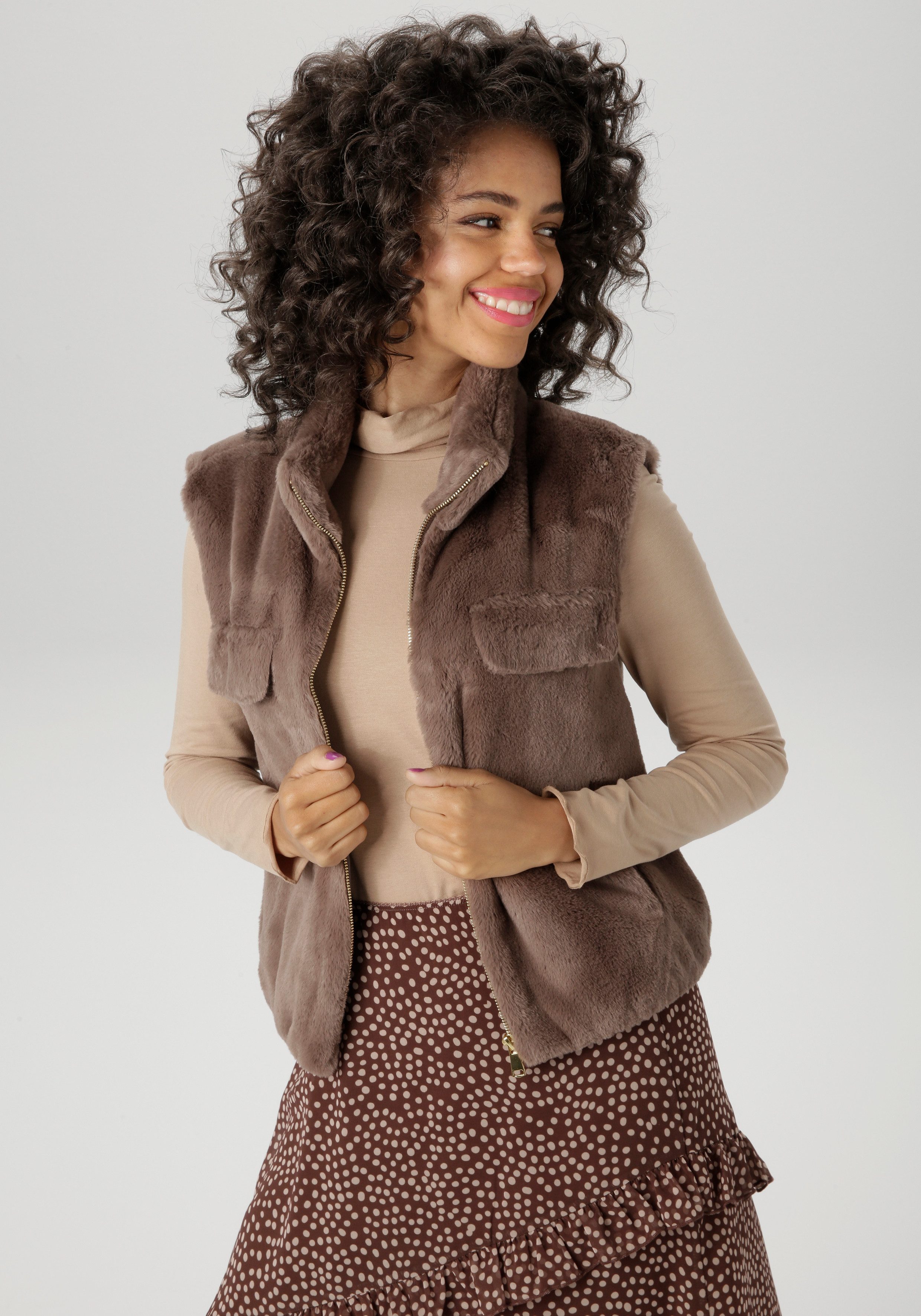 Aniston CASUAL Plüschweste in trendiger Farbpalette