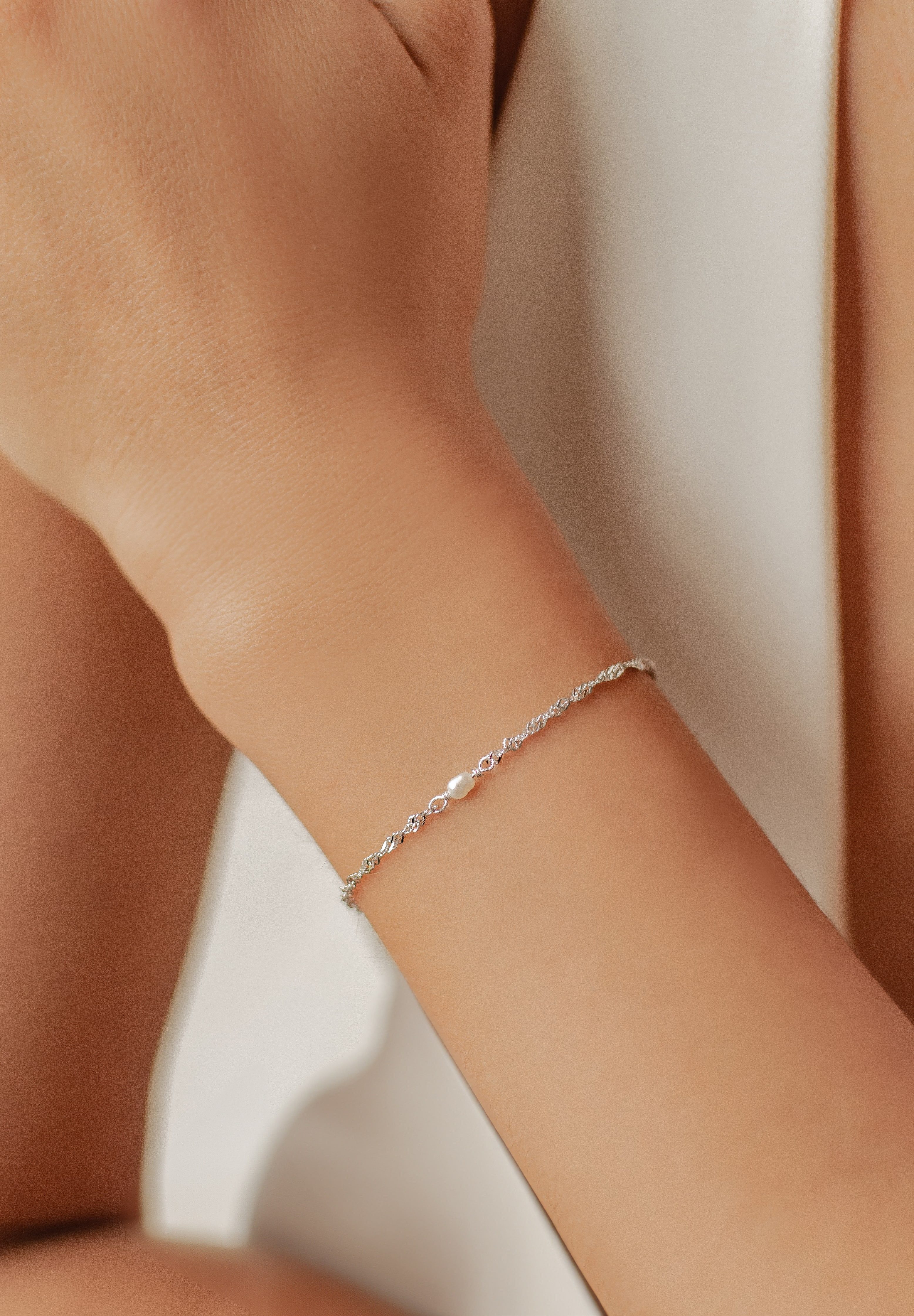 Hey Happiness Perlenarmband mit weißer Süßwasserperle, Zarte 925 Silber Damen Armkette, 18K Vergoldet – Bild 2 von 5