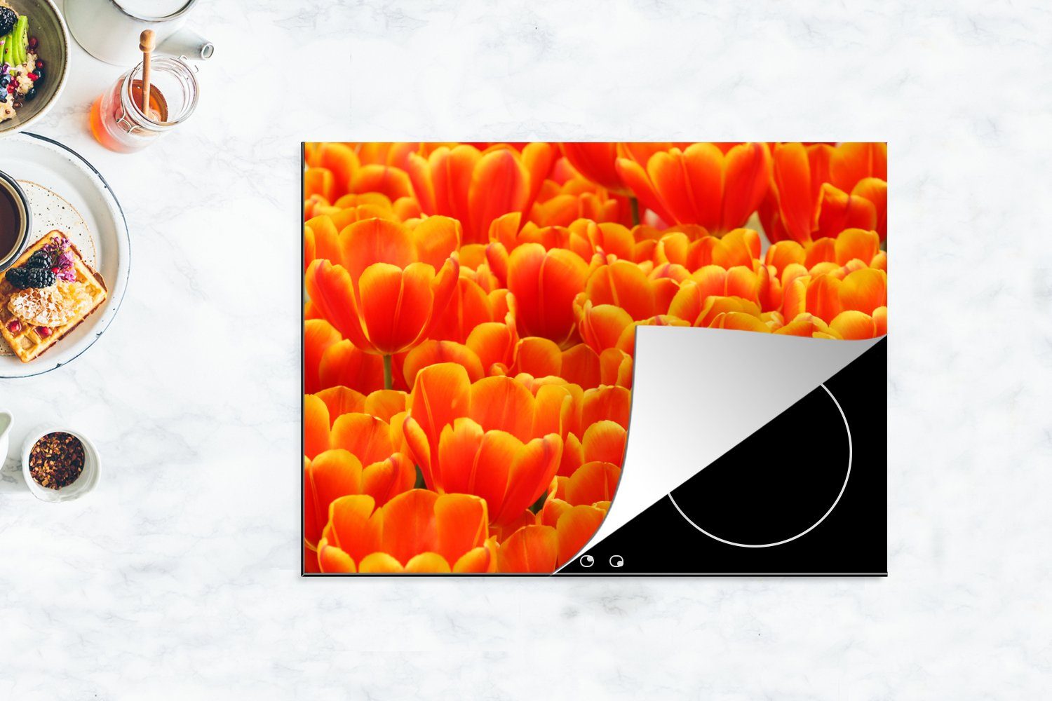 tlg), Tulpenfeld Tulpen, cm, Ceranfeldabdeckung 70x52 Mobile mit orangefarbenen Herdblende-/Abdeckplatte Ein Vinyl, nutzbar, Arbeitsfläche MuchoWow (1