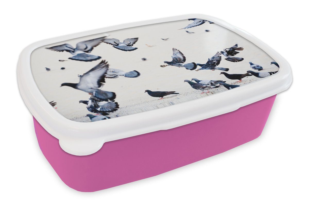 MuchoWow Lunchbox Eine weißem Kinder, rosa Mädchen, flatternden (2-tlg), Erwachsene, Hintergrund, Brotdose auf Gruppe von Tauben für Kunststoff, Brotbox Kunststoff Snackbox