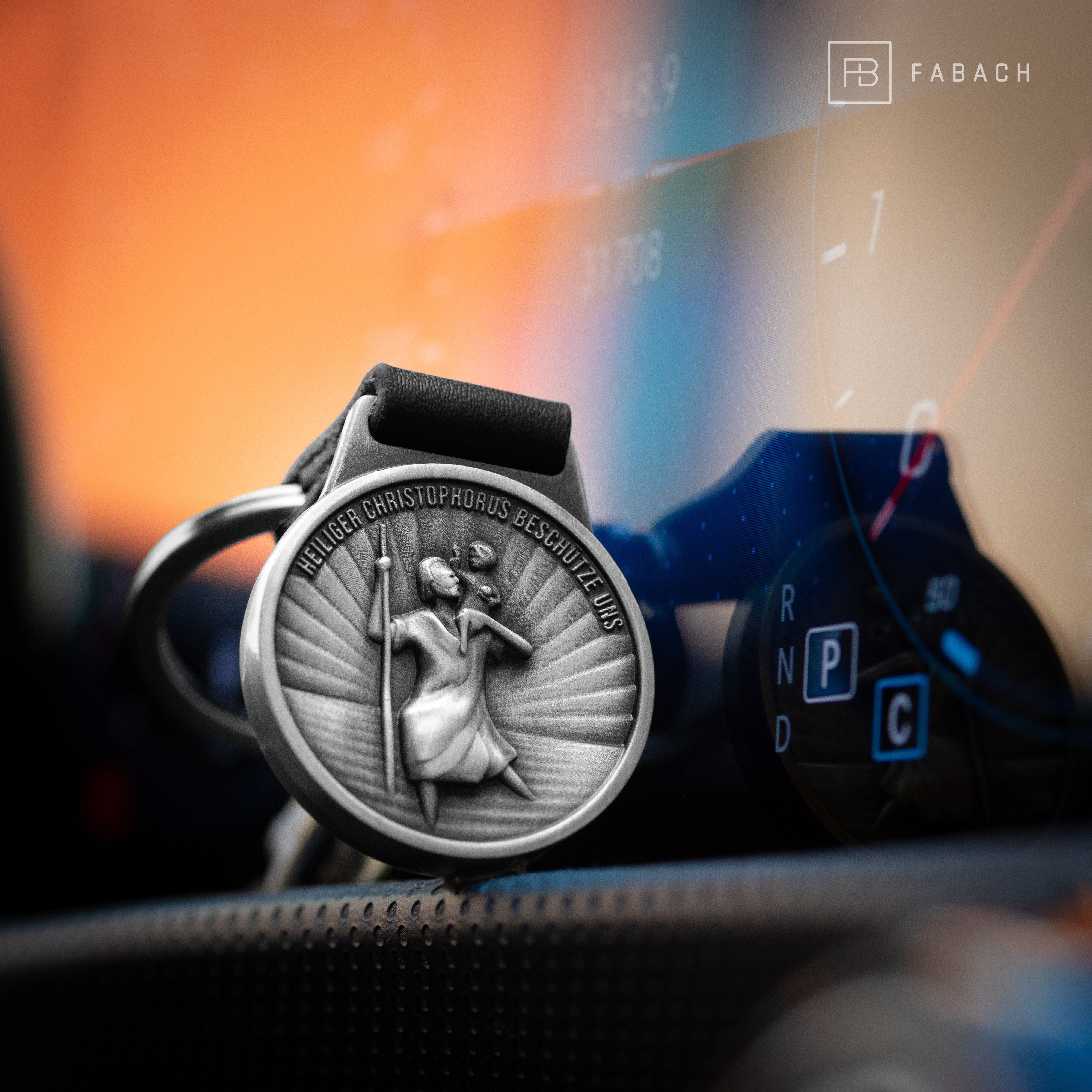 FABACH Schlüsselanhänger Christophorus am Lederband - Schutzpatron für Autofahrer und Reisende – Bild 5 von 5