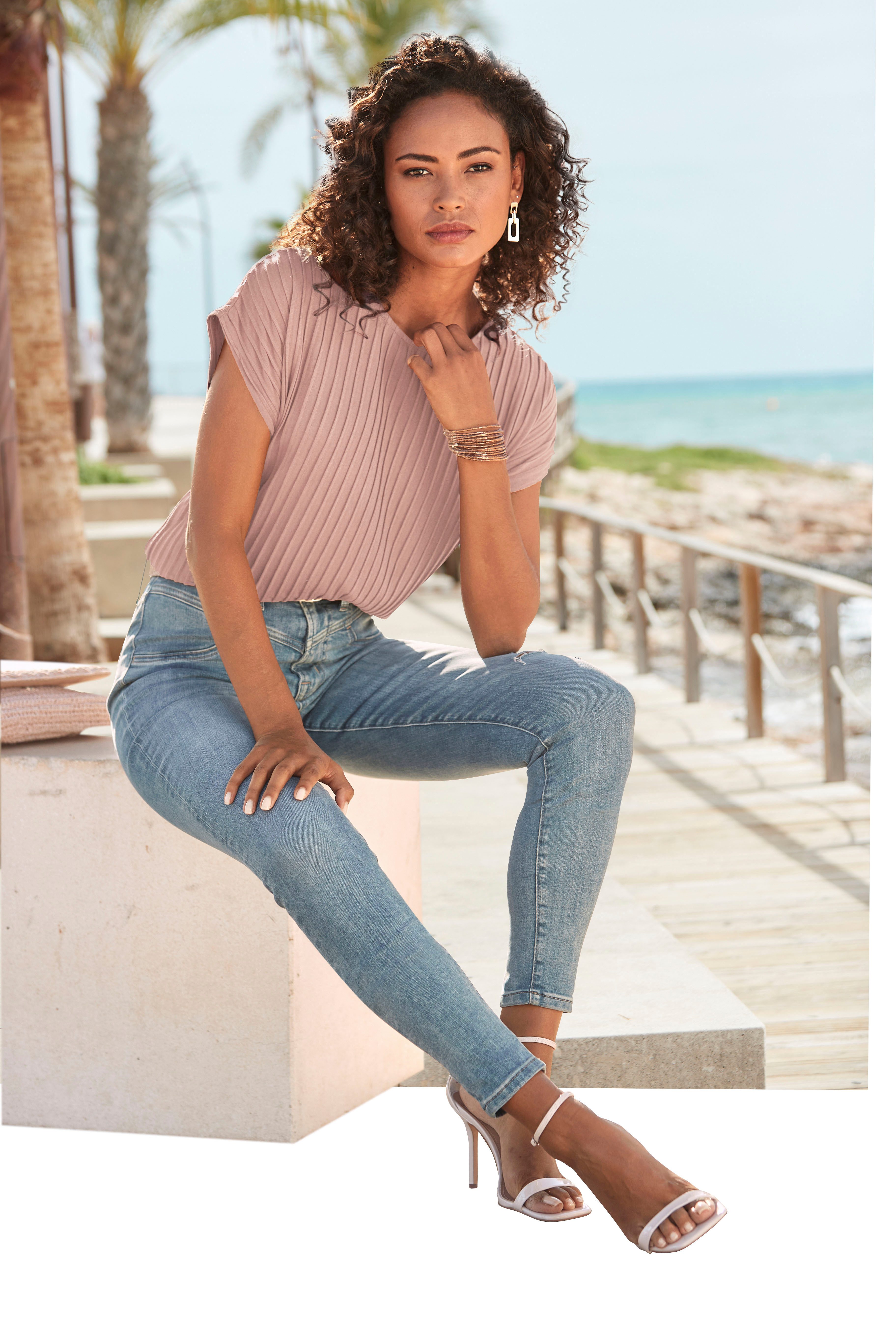 LASCANA T-Shirt mit Biesenstruktur, bügelfreies T-Shirt aus moderner Strukturware