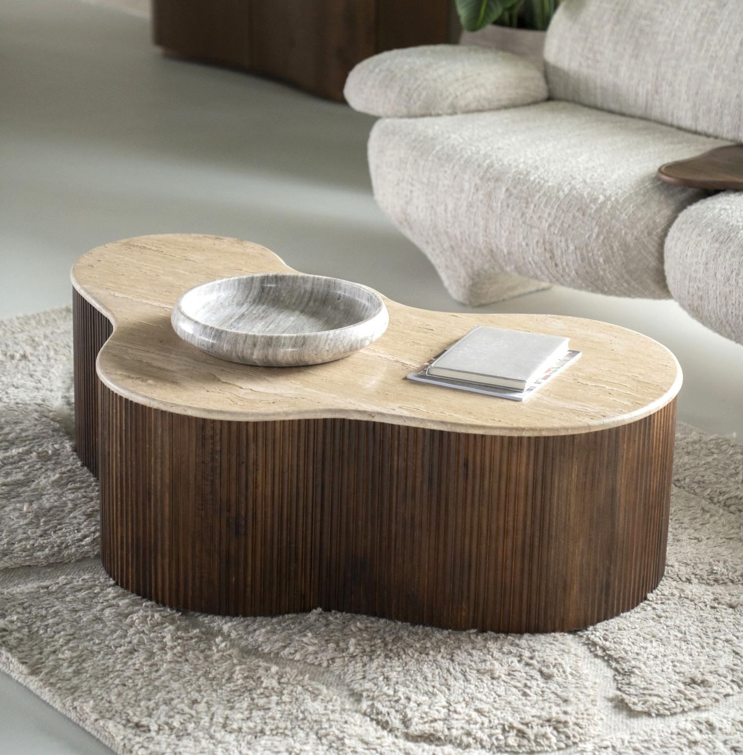 LEVEN Lifestyle Couchtisch LARIE 129 x 84 cm Travertin Naturstein organisch, Tischplatte aus hochwertigem Naturstein - Travertin