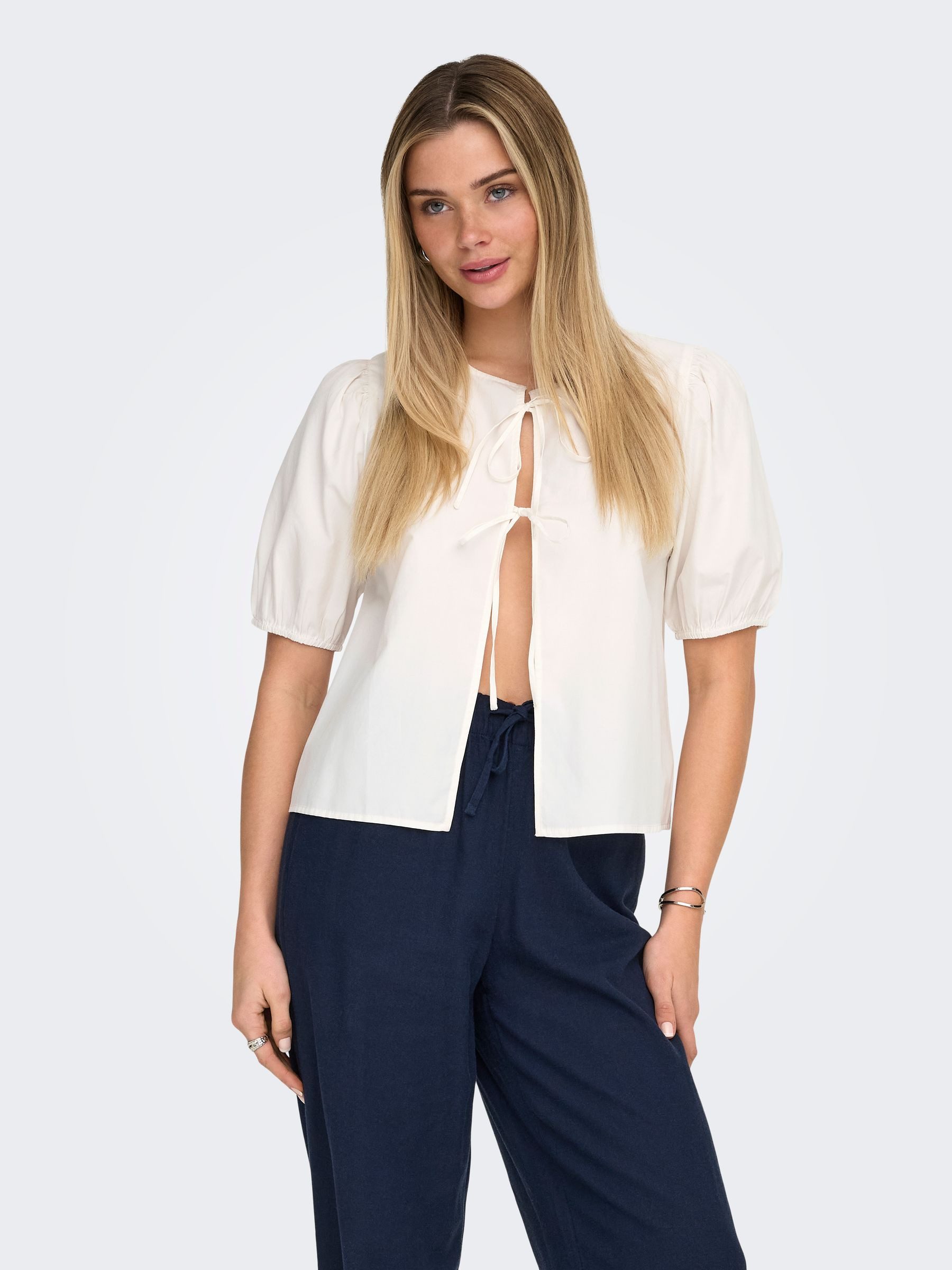 ONLY Blusenshirt Unifarben Regular Fit Zierschleife Rundhals Stilvoll für Damen (1-tlg) Baumwolle Normal Fit Rundhals Kurzarm Einfarbig Tunnelzug