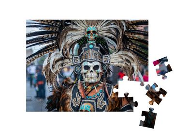 puzzleYOU Puzzle Tänzerin mit Kostüm auf dem Zocalo von Mexiko-City, 48 Puzzleteile, puzzleYOU-Kollektionen Mexiko