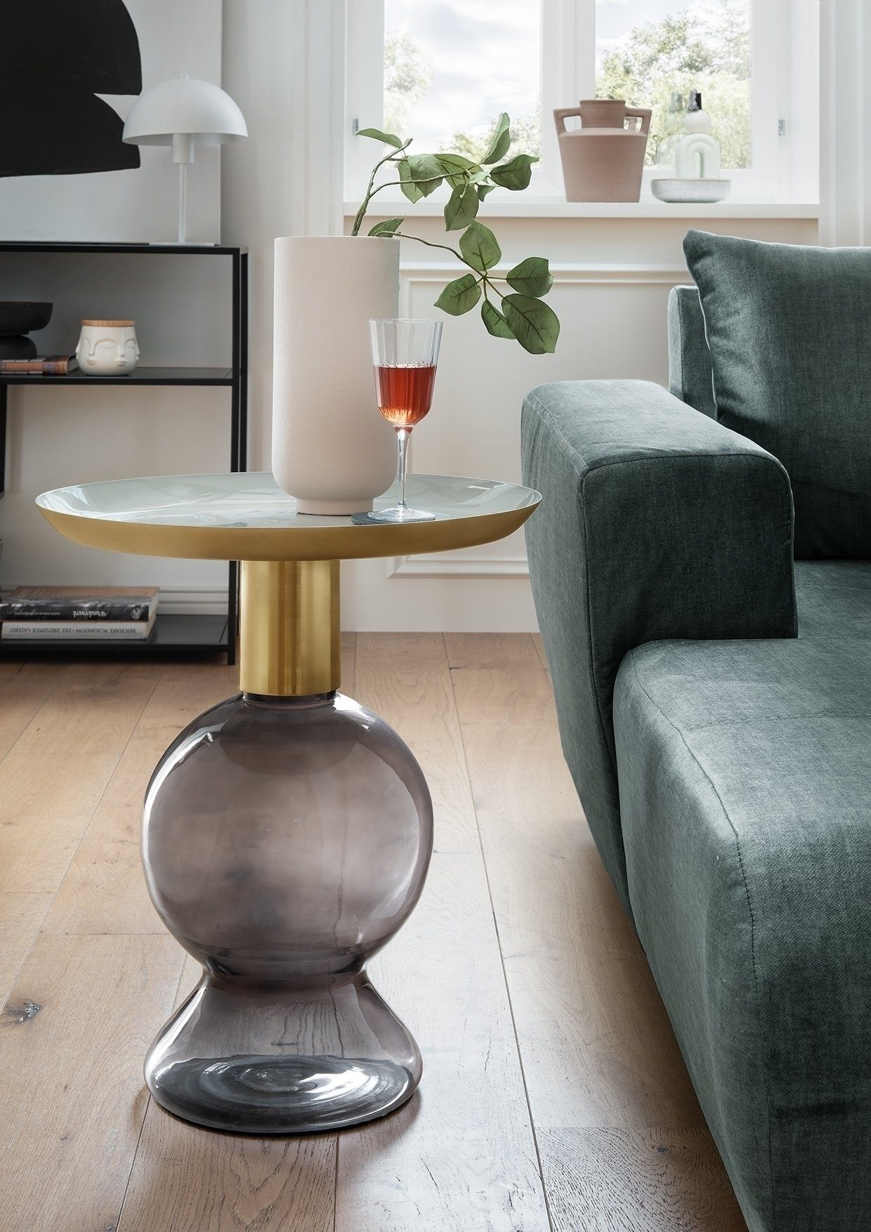 freiraum Beistelltisch 1112, in Tischplatte aus Emaille, Gestell Rauchglas - 57x50 (HxD)