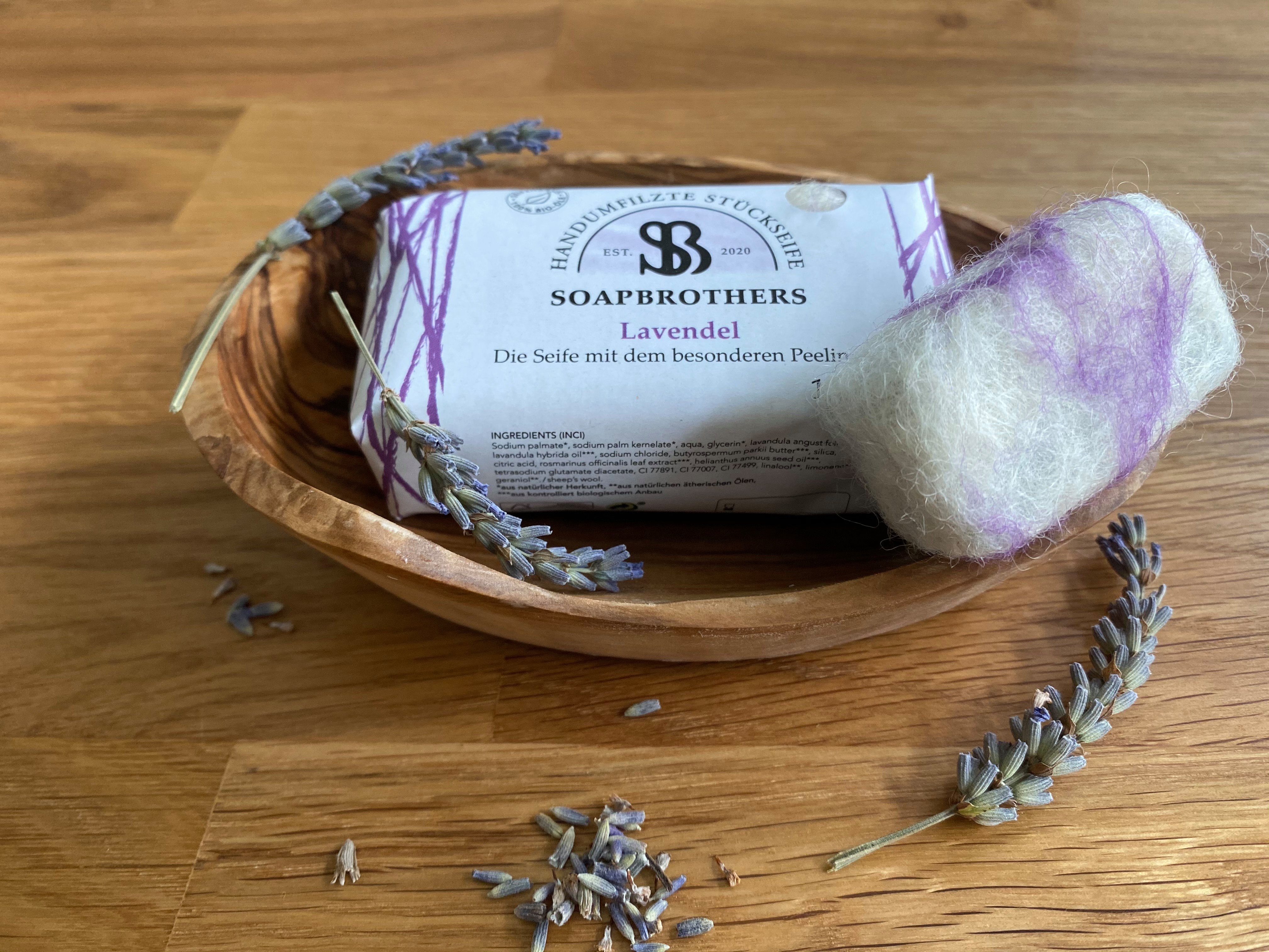 Soapbrothers Handseife Naturkosmetik Bio Seife mit Filzmantel - Bis zu 4-mal ergiebiger als herkömmliche Stückseifen in nachhaltiger Verpackung - Lavendel 100g. 1tlg, 1-tlg., Filzseife, Naturkosmetik