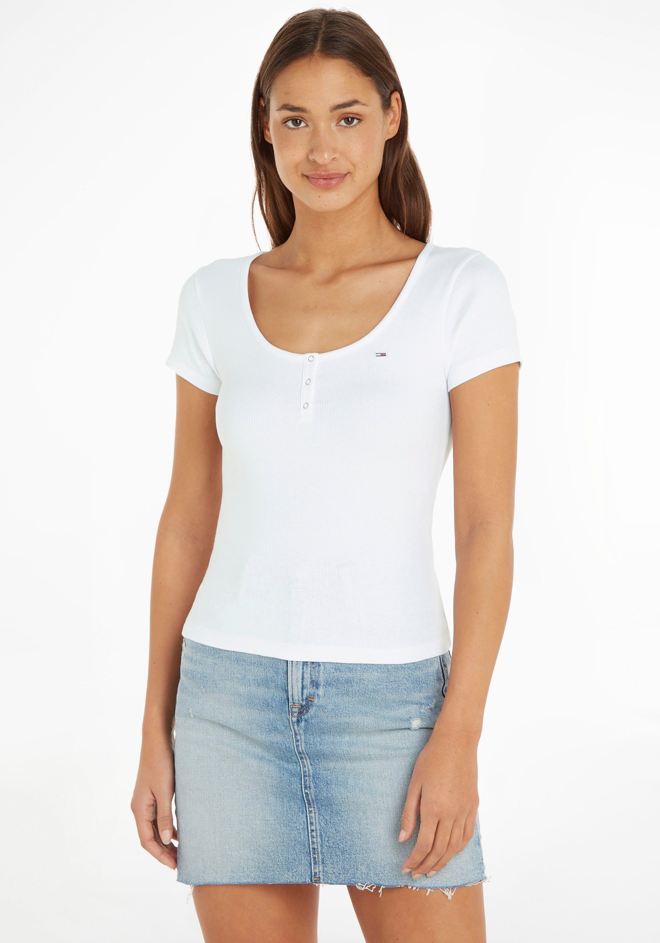 Tommy Jeans Jeans BBY mit C-NECK RIB BUTTON Logostickerei T-Shirt White TJW Tommy