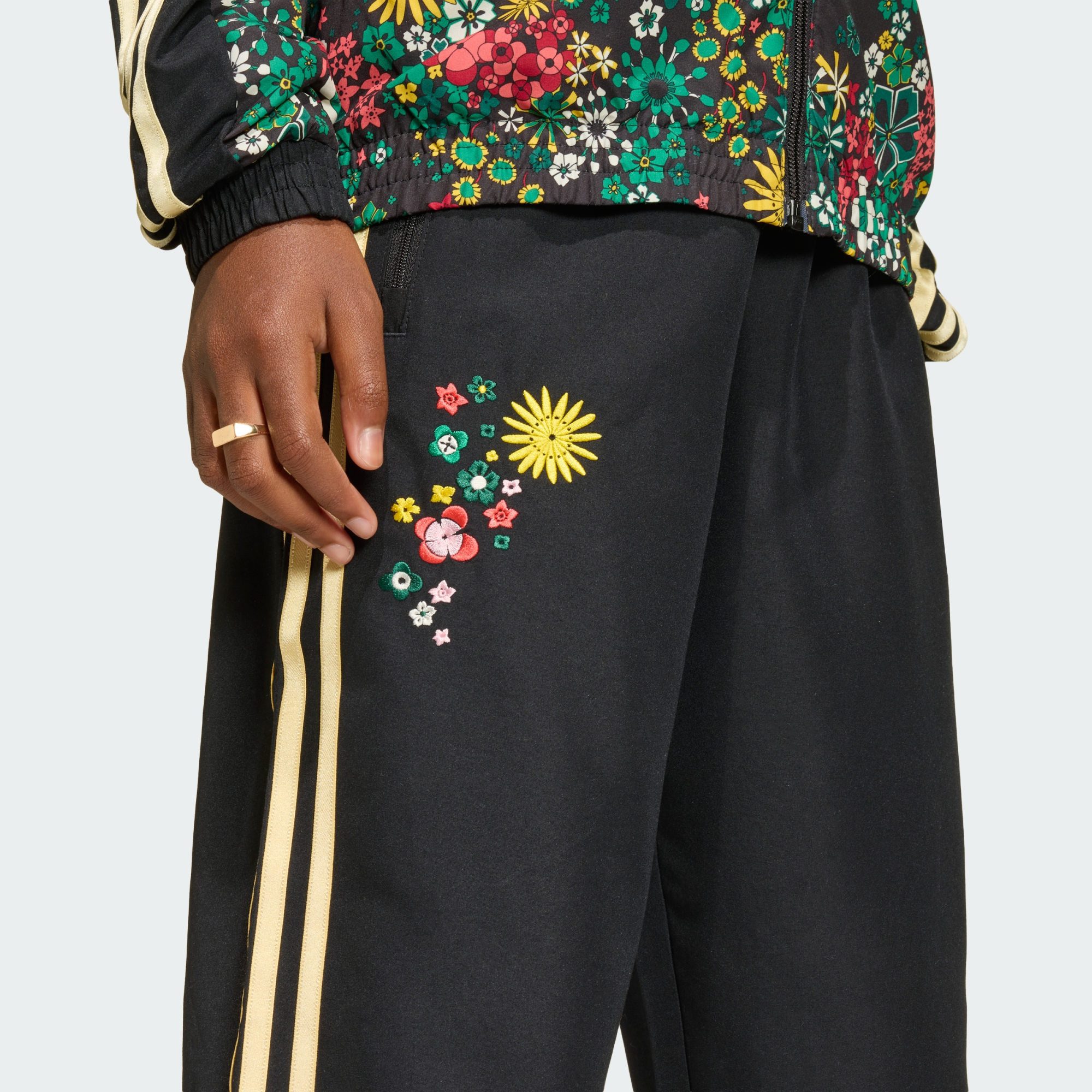adidas Originals Jogginghose ADIDAS ORIGINALS X LIBERTY LONDON TRAININGSHOSE (1-tlg)